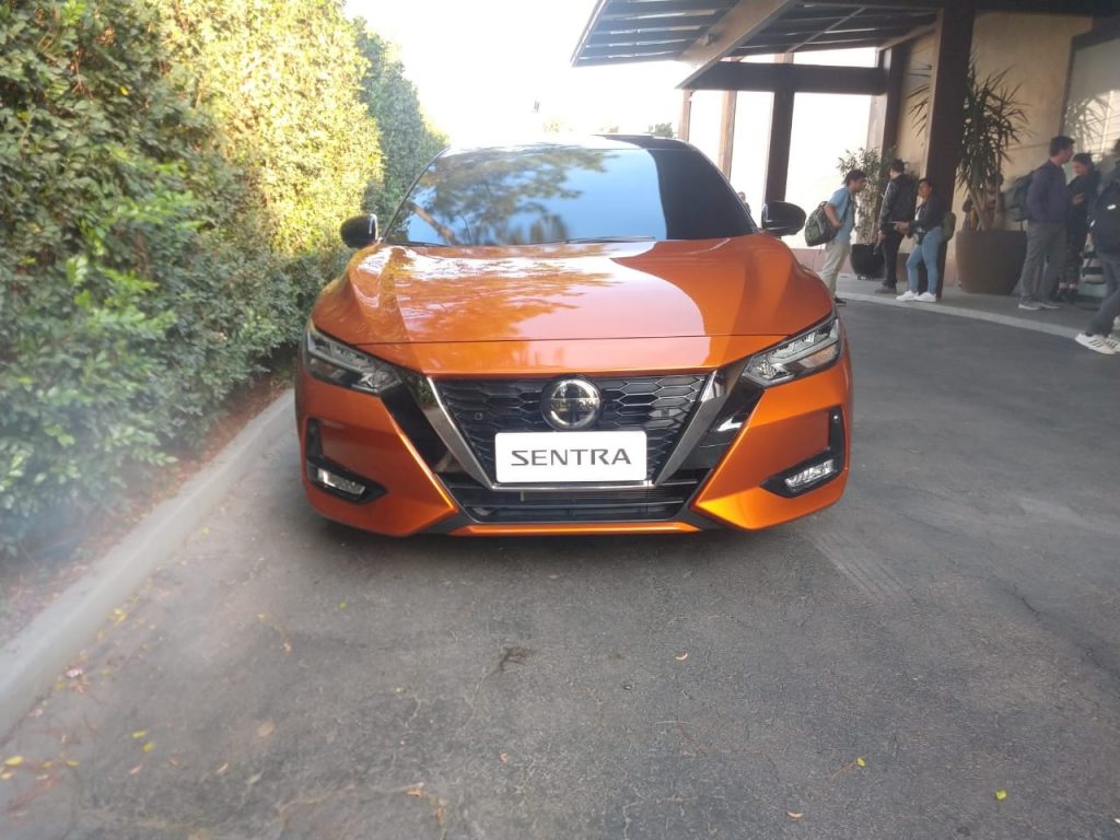 Novo Nissan Sentra 2023 laranja de frente