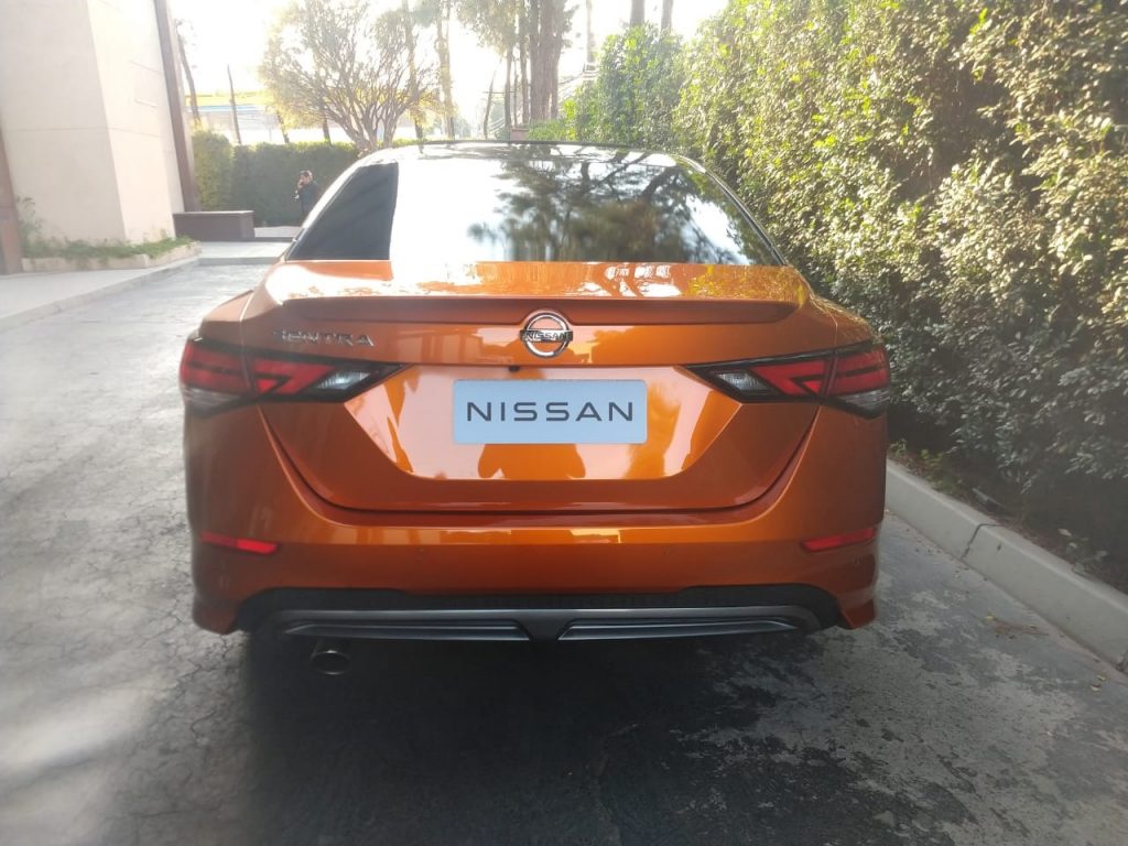 Novo Nissan Sentra 2023 laranja de traseira