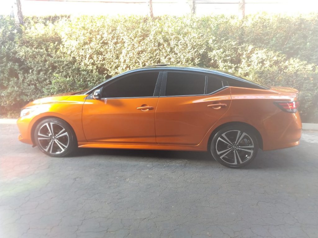 Novo Nissan Sentra 2023 laranja lateral