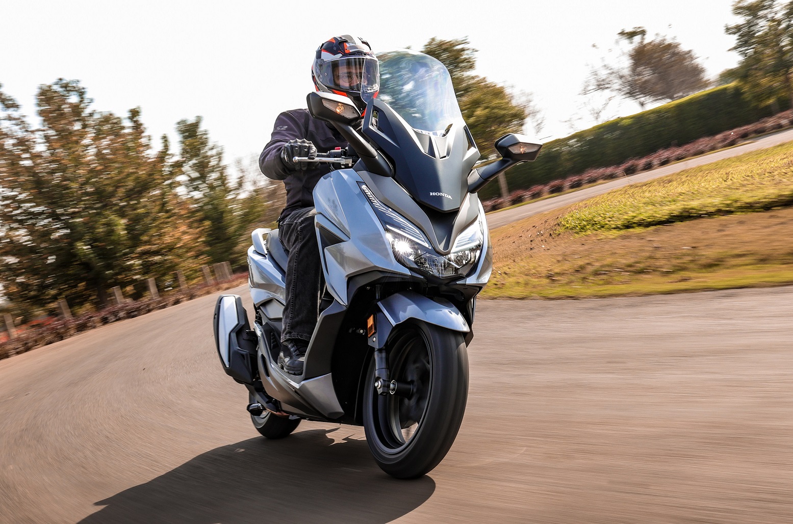 Honda Forza 350 cinza de frente em movimento