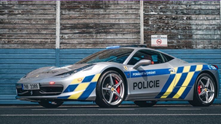 Ferrari 458 com adornos da Polícia da República Tcheca