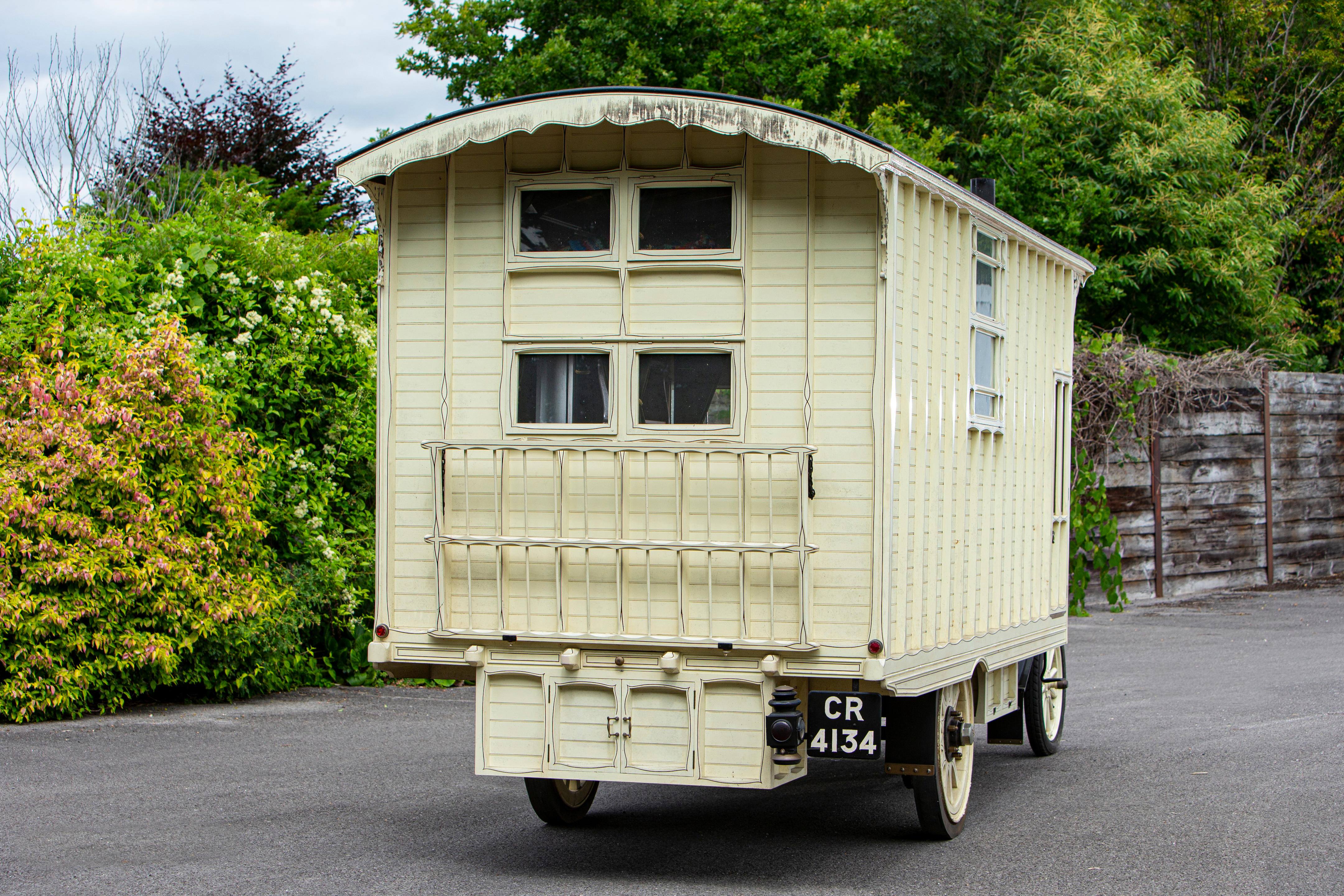 Motorhome Ford Model T Motor Caravan 1914 vai a leilão - traseira do veículo.