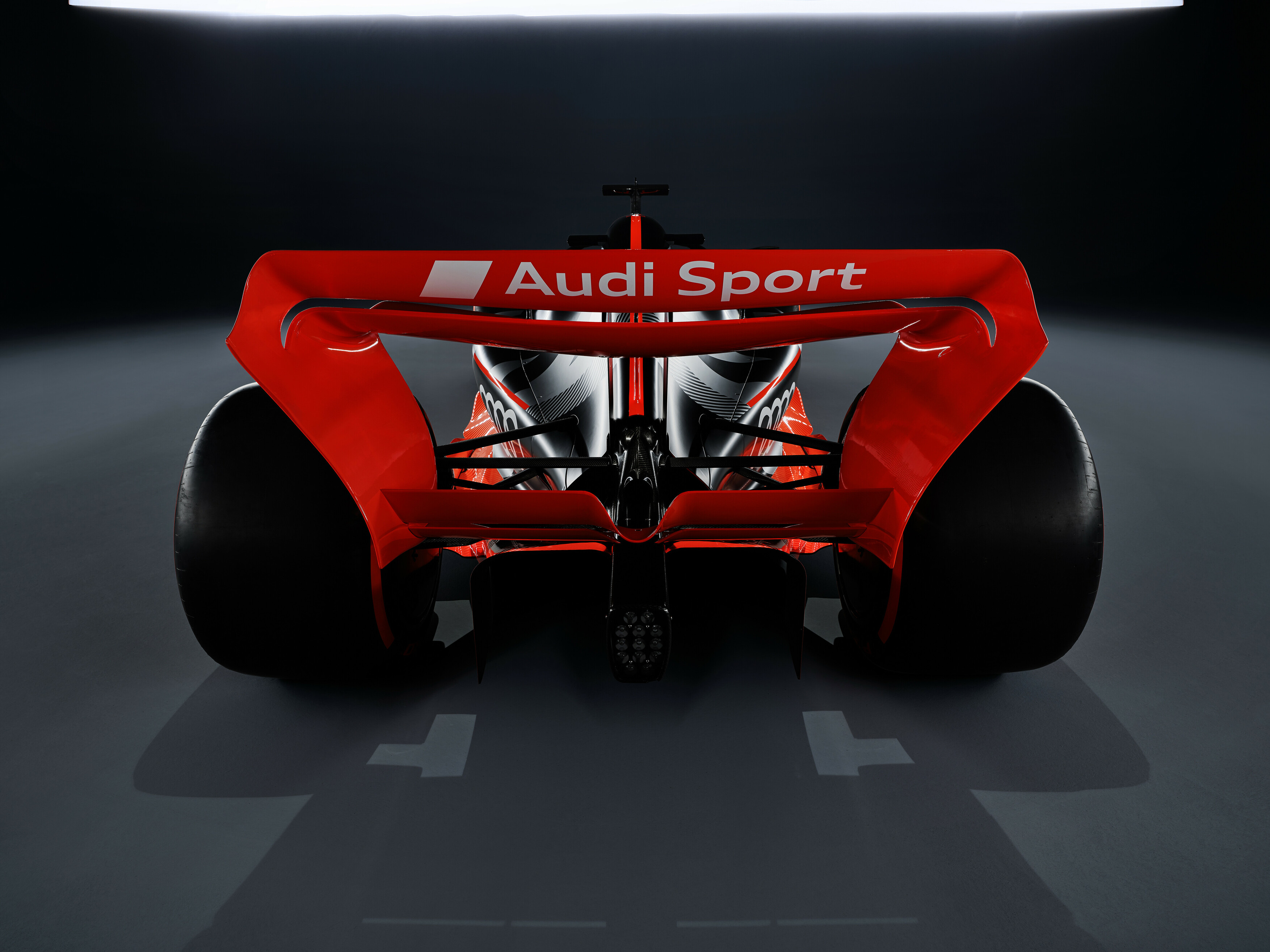 Imagem do carro-conceito vermelho da Audi para a Fórmula 1 visto de trás. 