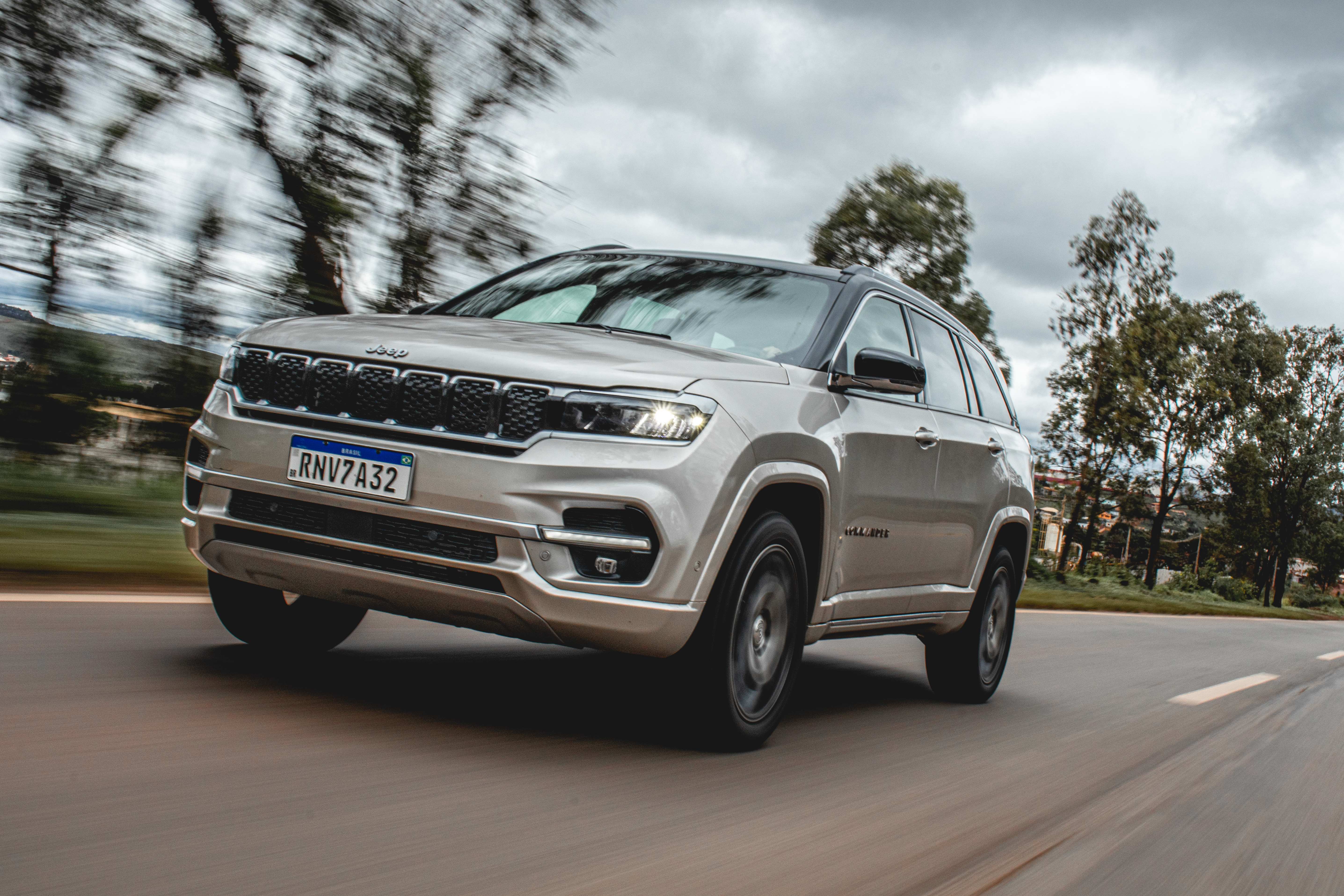 Jeep Commander Overland TD380 Diesel prata de frente em movimento.