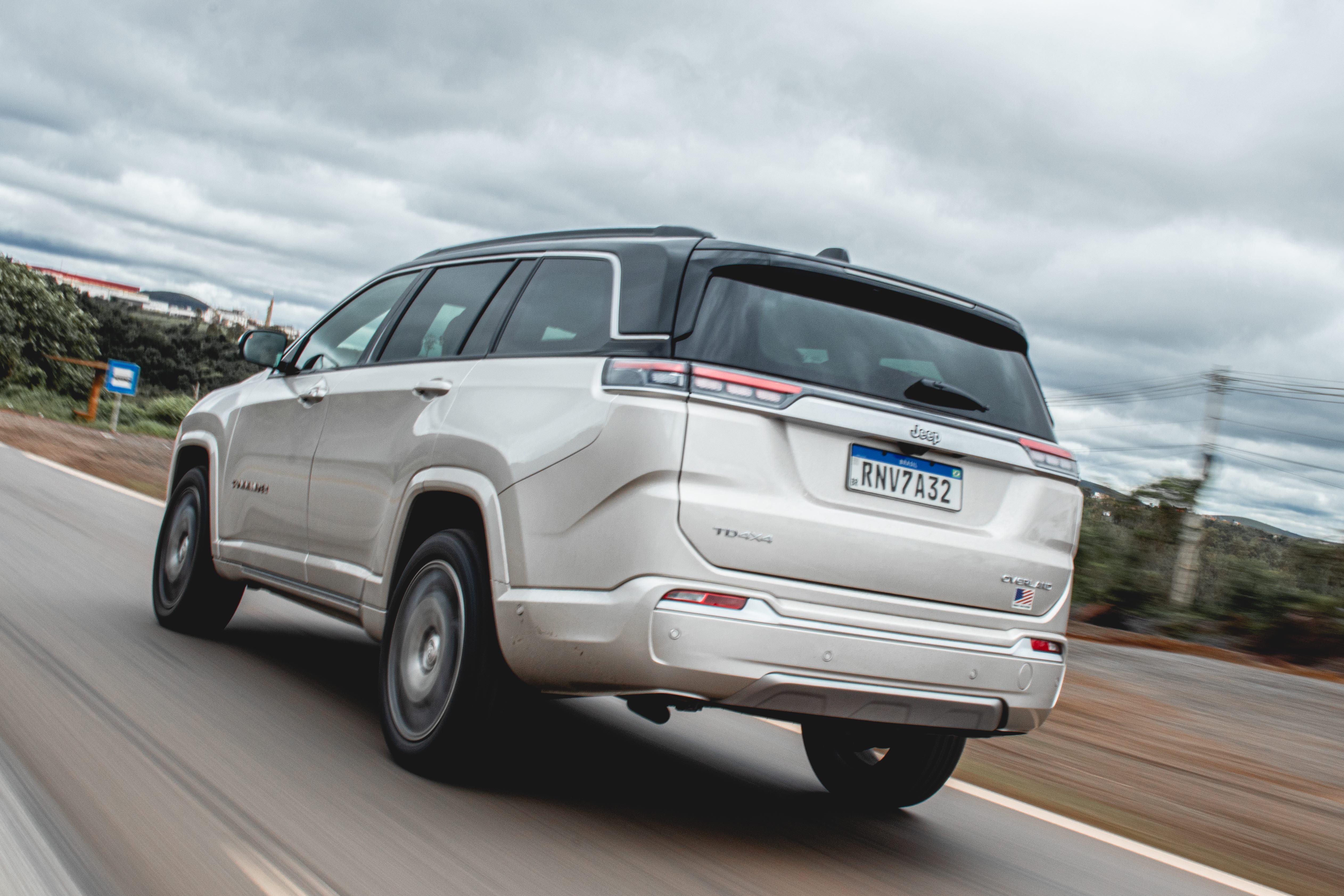 Jeep Commander Overland TD380 Diesel prata de traseira em movimento.