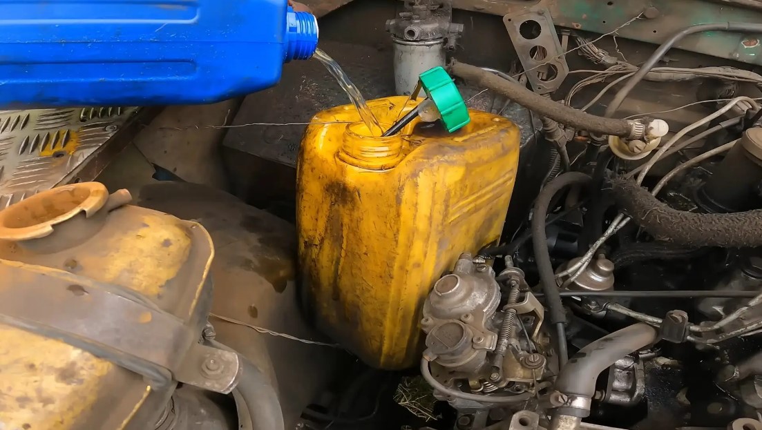 Combustível sendo inserido num galão amarelo 