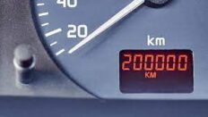 Hodômetro digital de carro marcando 200.000 quilômetros rodados