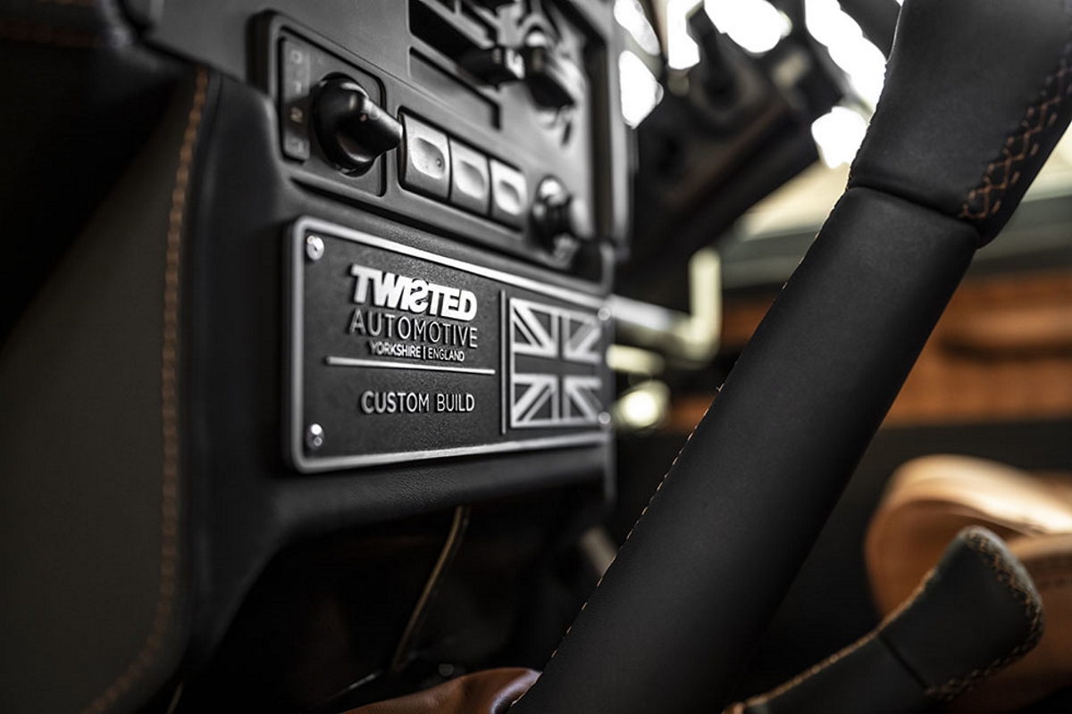 Placa de identificação da Twisted Automotive do Land Rover Defender 110 2005.