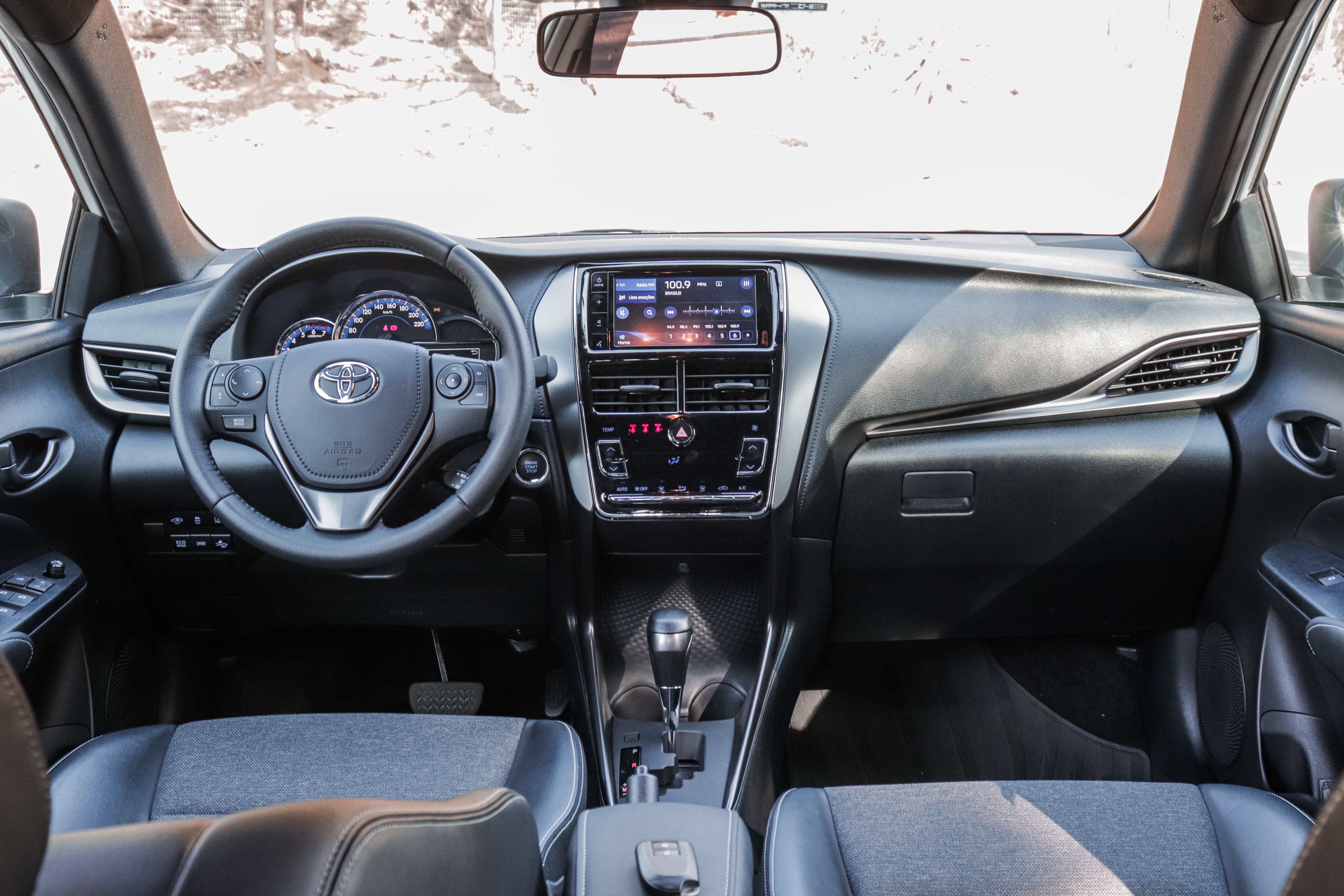 Interior e painel do Toyota Yaris 2023 XS 1.5 automático.