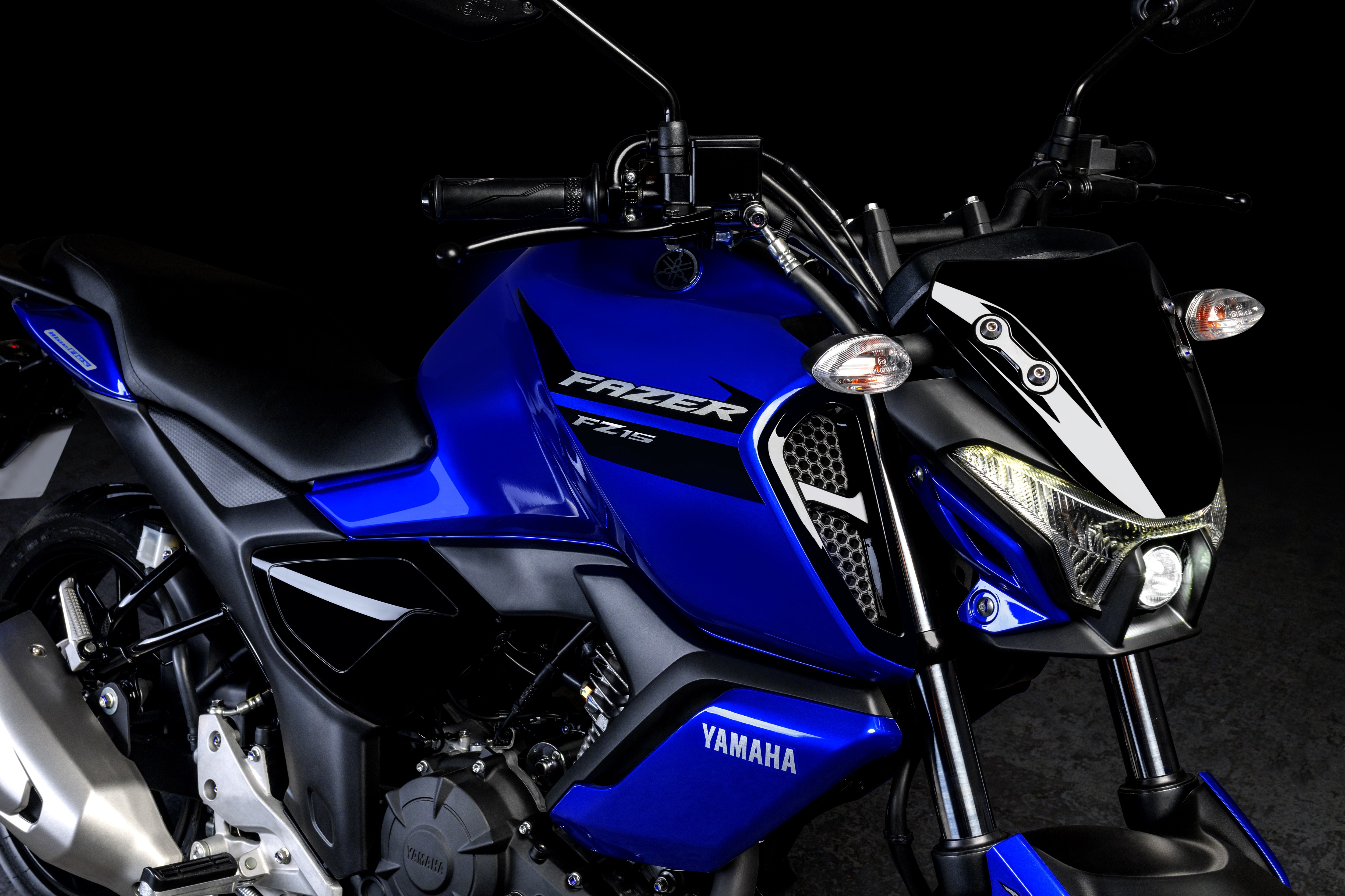 Yamaha Fazer FZ15 azul, detalhe da dianteira.