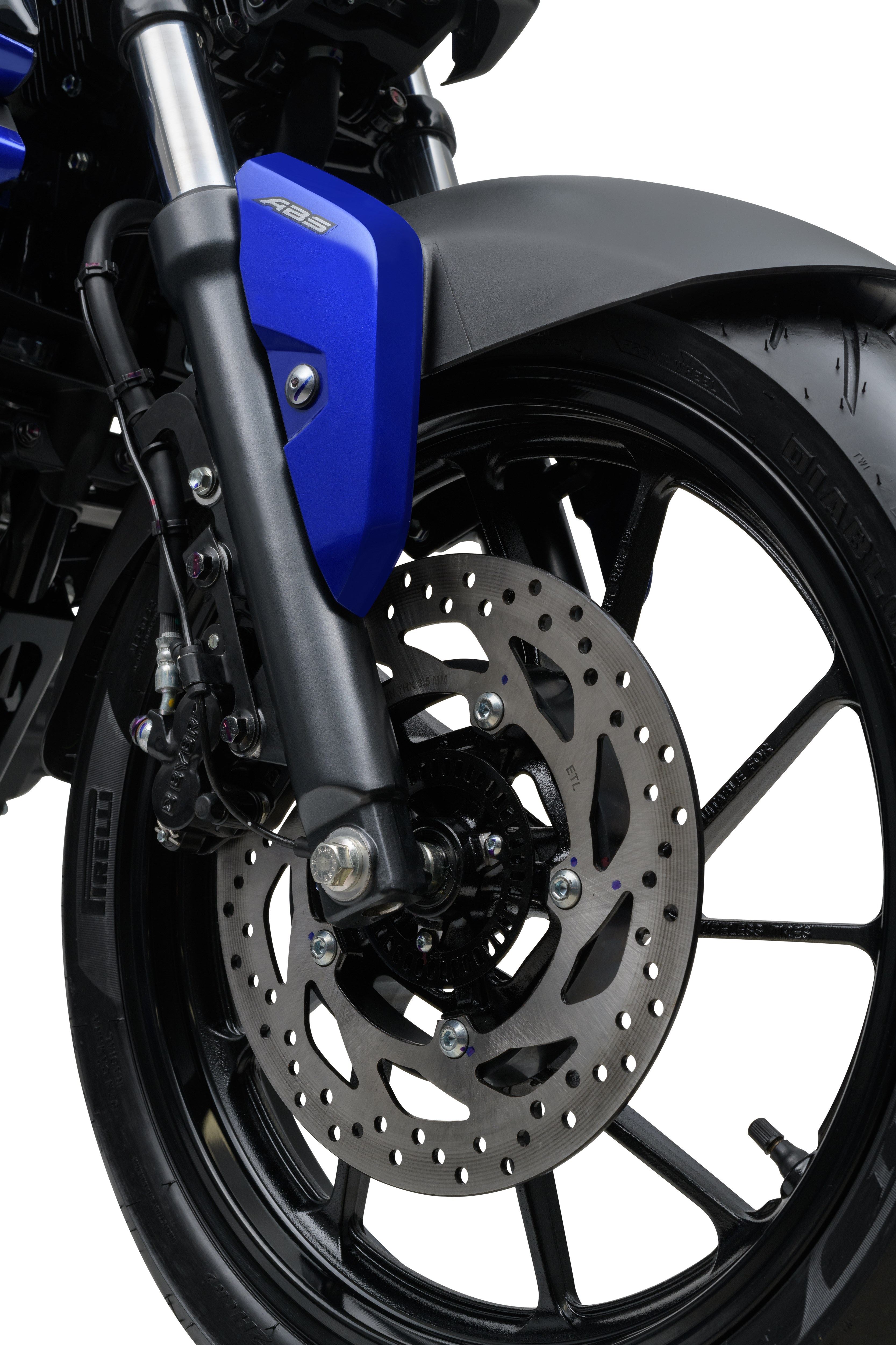 Yamaha Fazer FZ15 azul detalhe da roda dianteira.