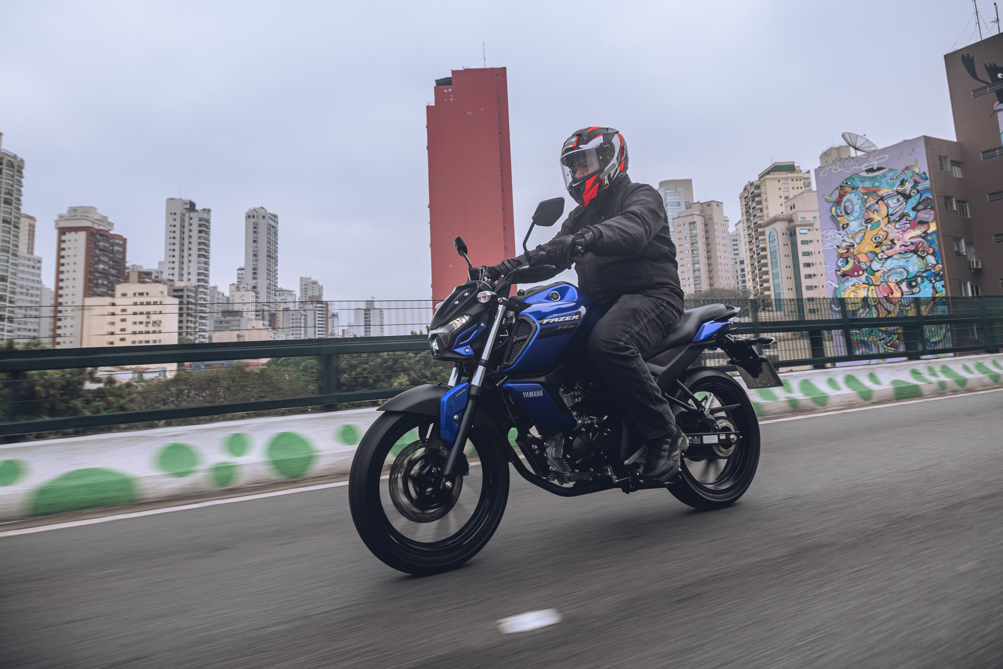 Yamaha Fazer FZ15 azul rodando de frente.