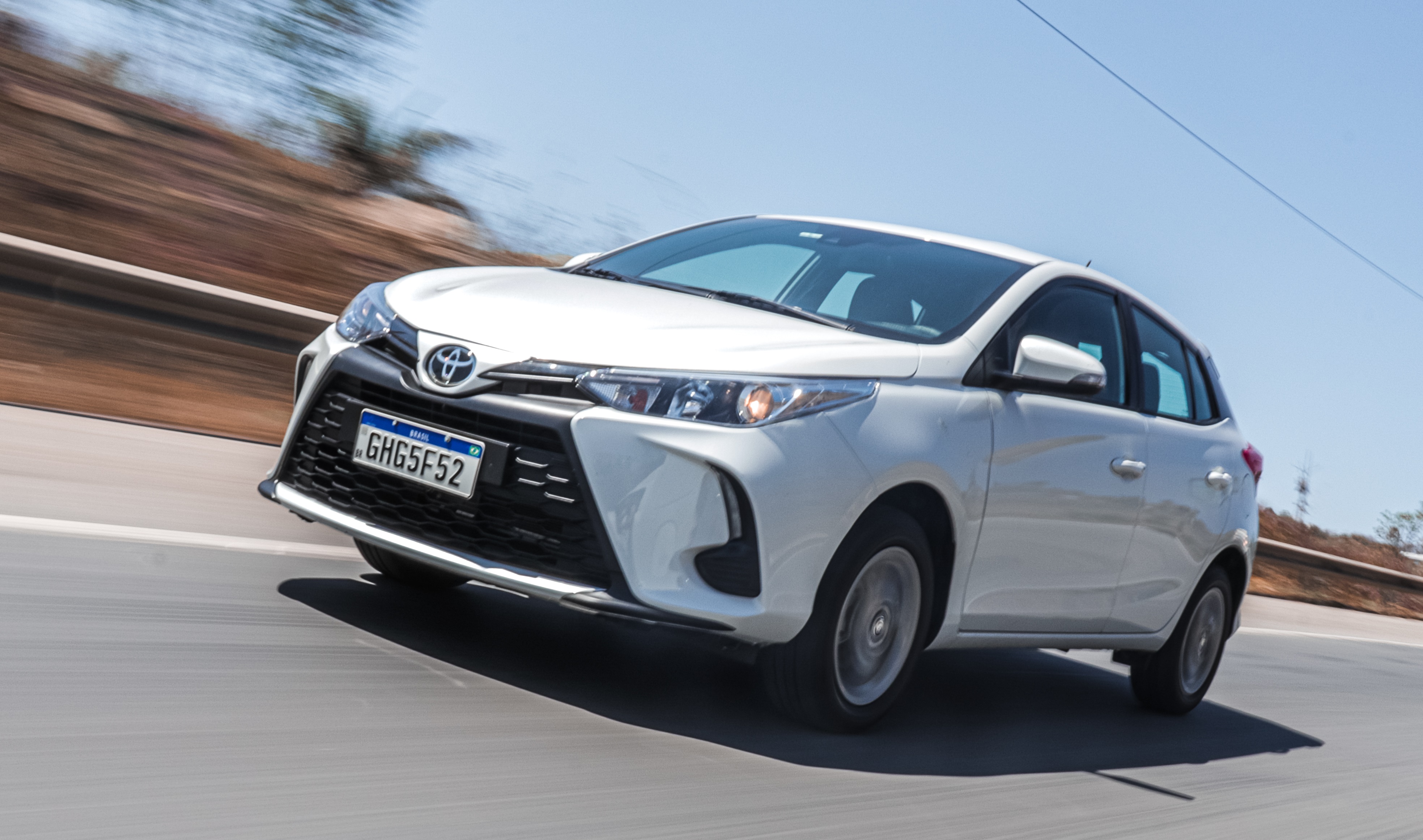 Toyota Yaris hatch XS 1.5 automático branco na estrada em movimento; para matéria de carros automáticos mais baratos do Brasil em 2023.