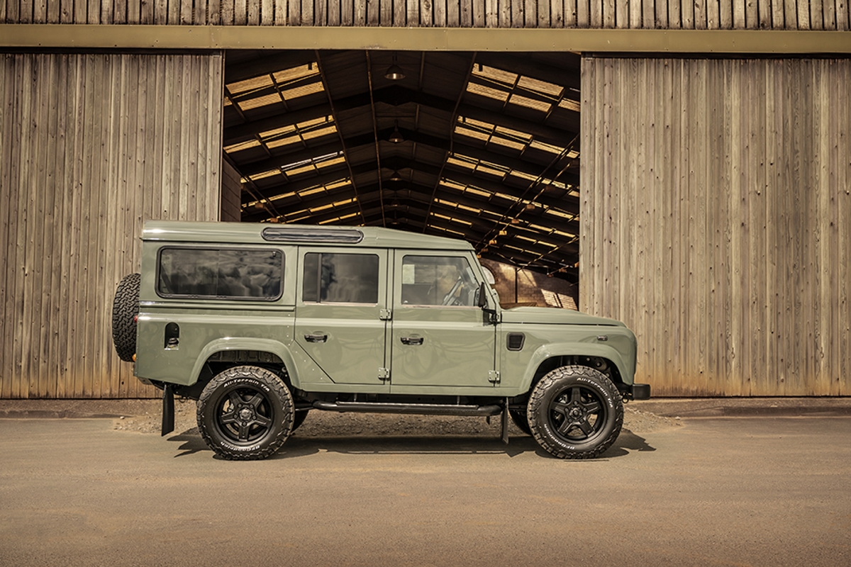 Land Rover Defender 110 2005 verde de lado.