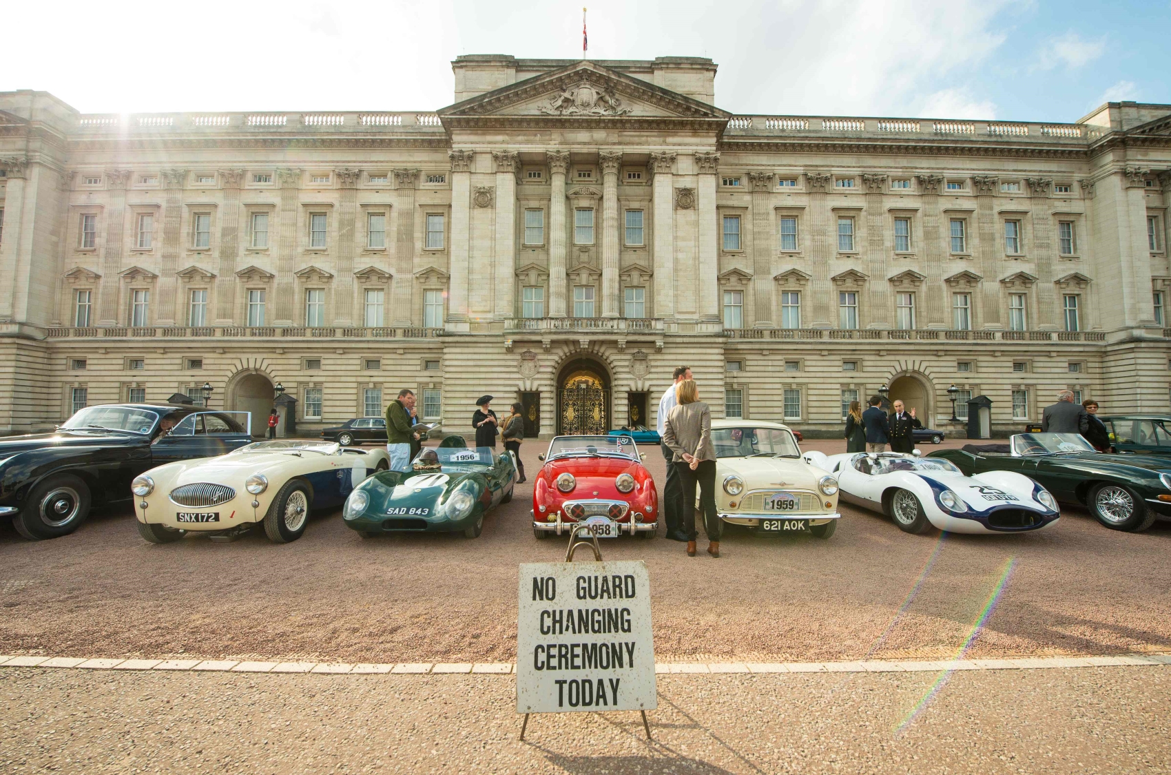 Rainha Elizabeth exibição de carros antigos em frente ao palácio de Buckingham em Londres