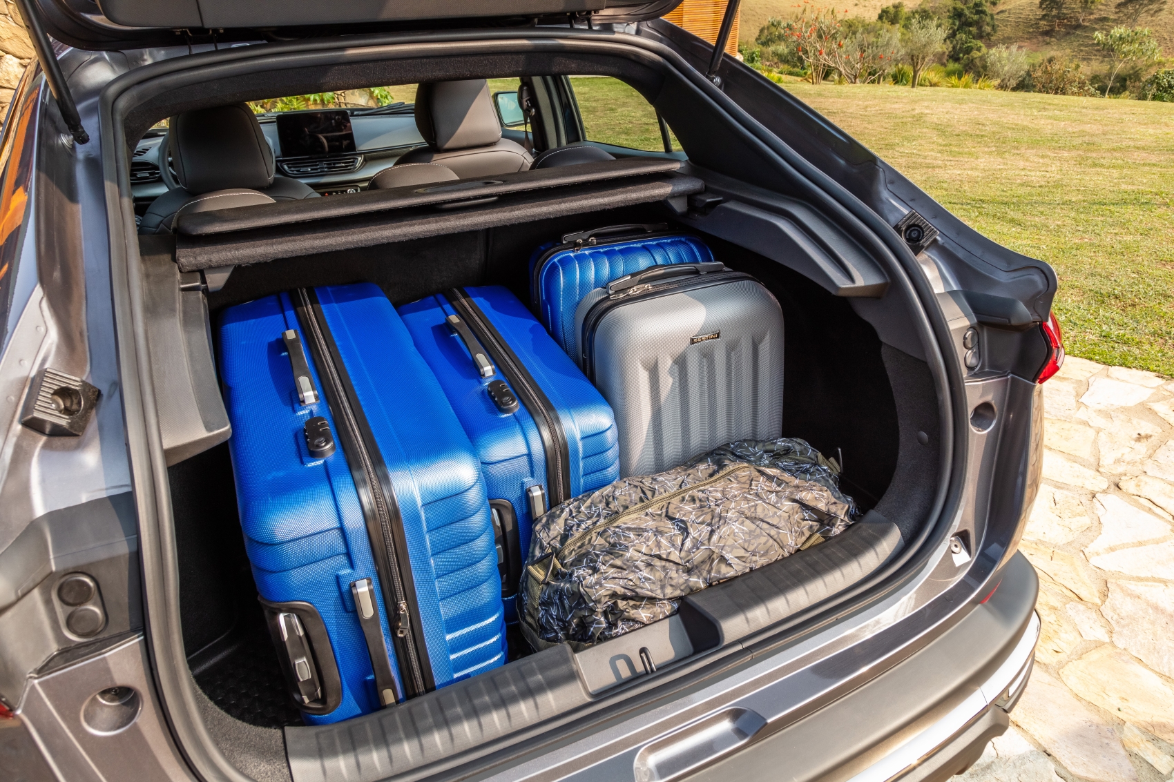 Fiat Fastback 2023 cinza escuro interior porta-malas com malas
