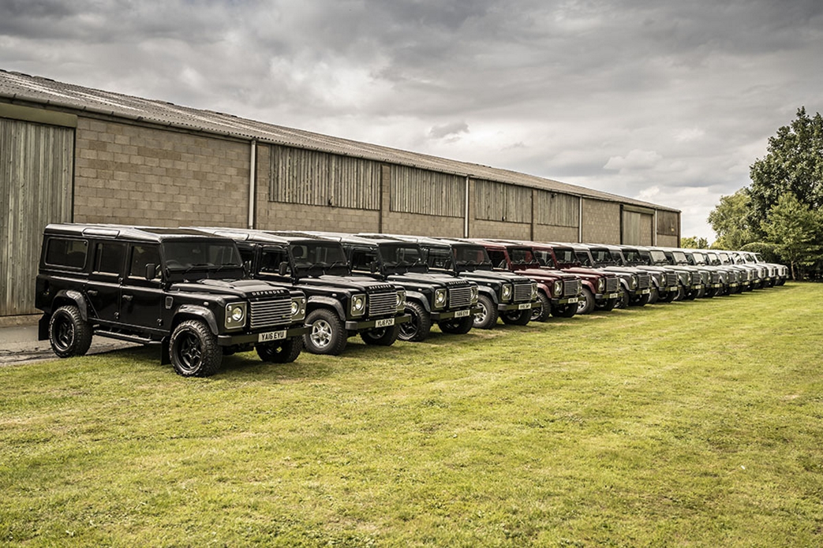 16 unidade do Land Rover Defender 110 2005 fora do galpão.