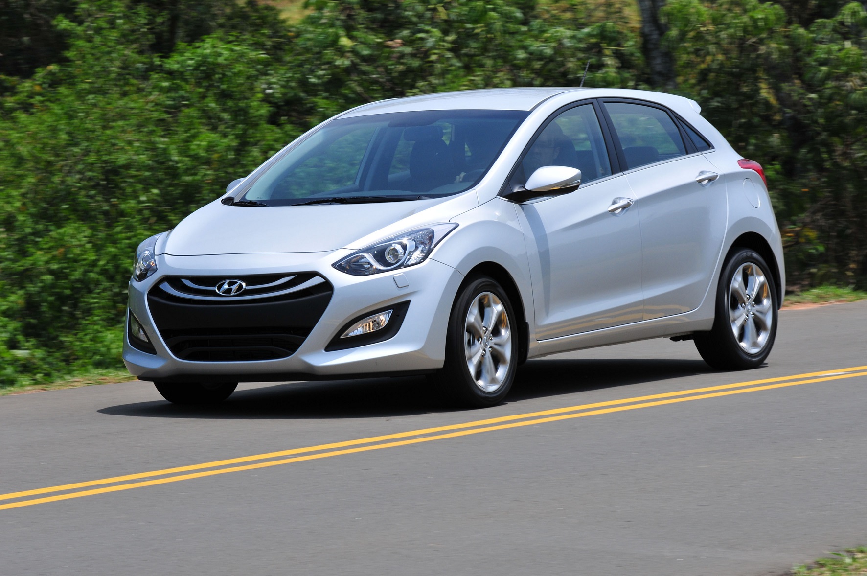 Hyundai i30 2014 prata de frente em movimento