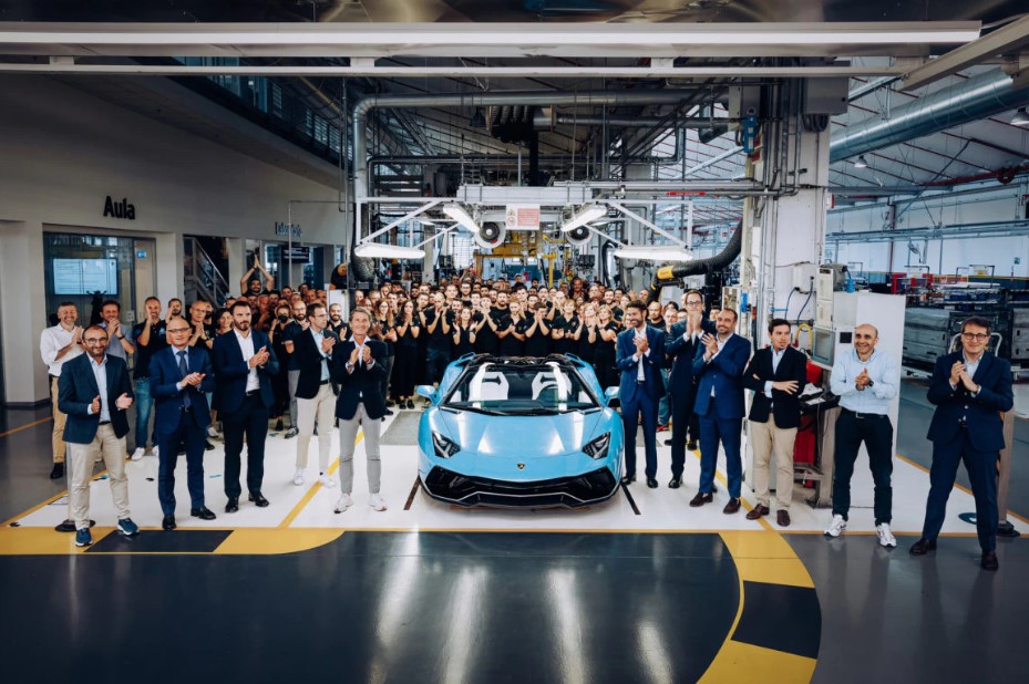 Lamborghini entrega última unidade produzida do Aventador, que será descontinuado rumo à eletrificação 