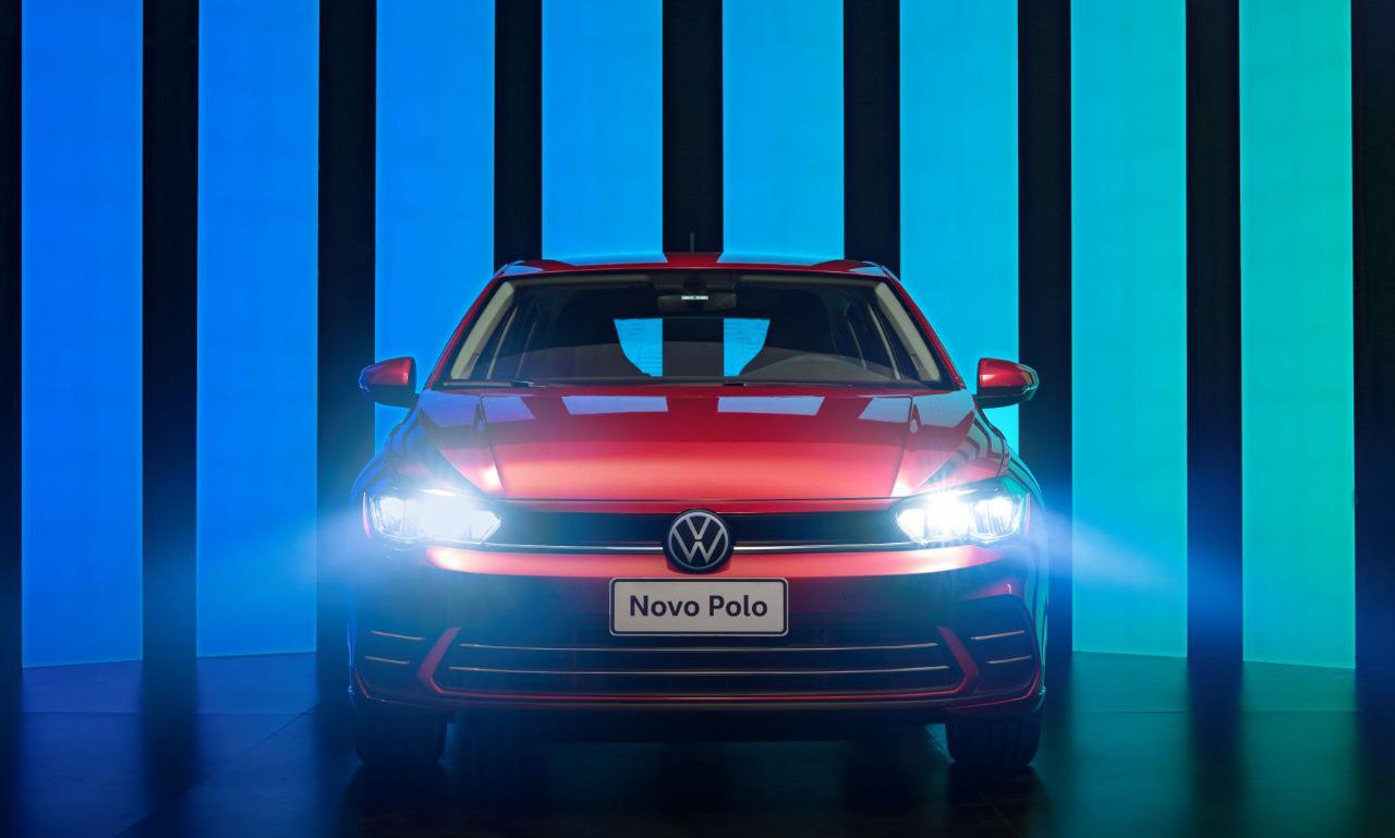O VW Polo 2023 ganhou frente semelhante à do modelo europeu, com faróis full LED