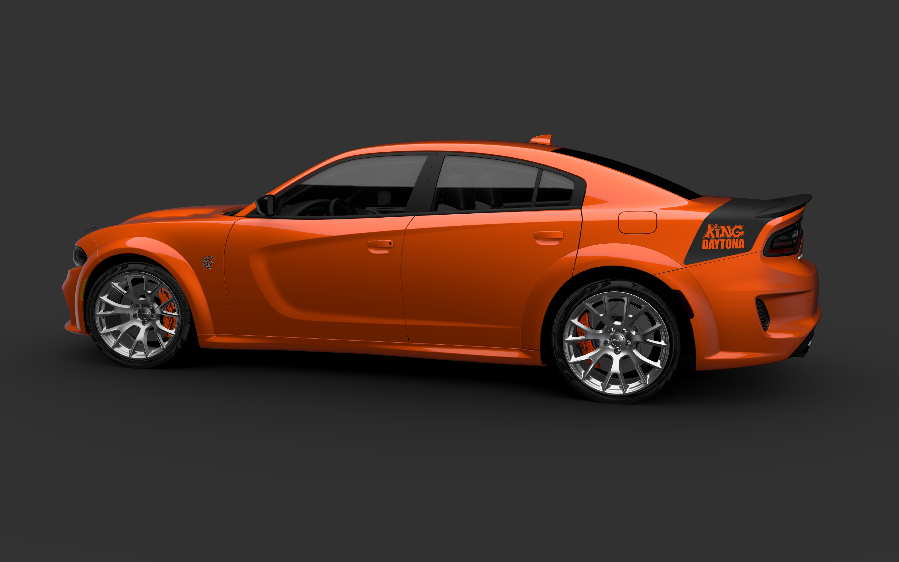 Novo Dodge Charger King Daytona laranja visto lateralmente em fundo cinza. 