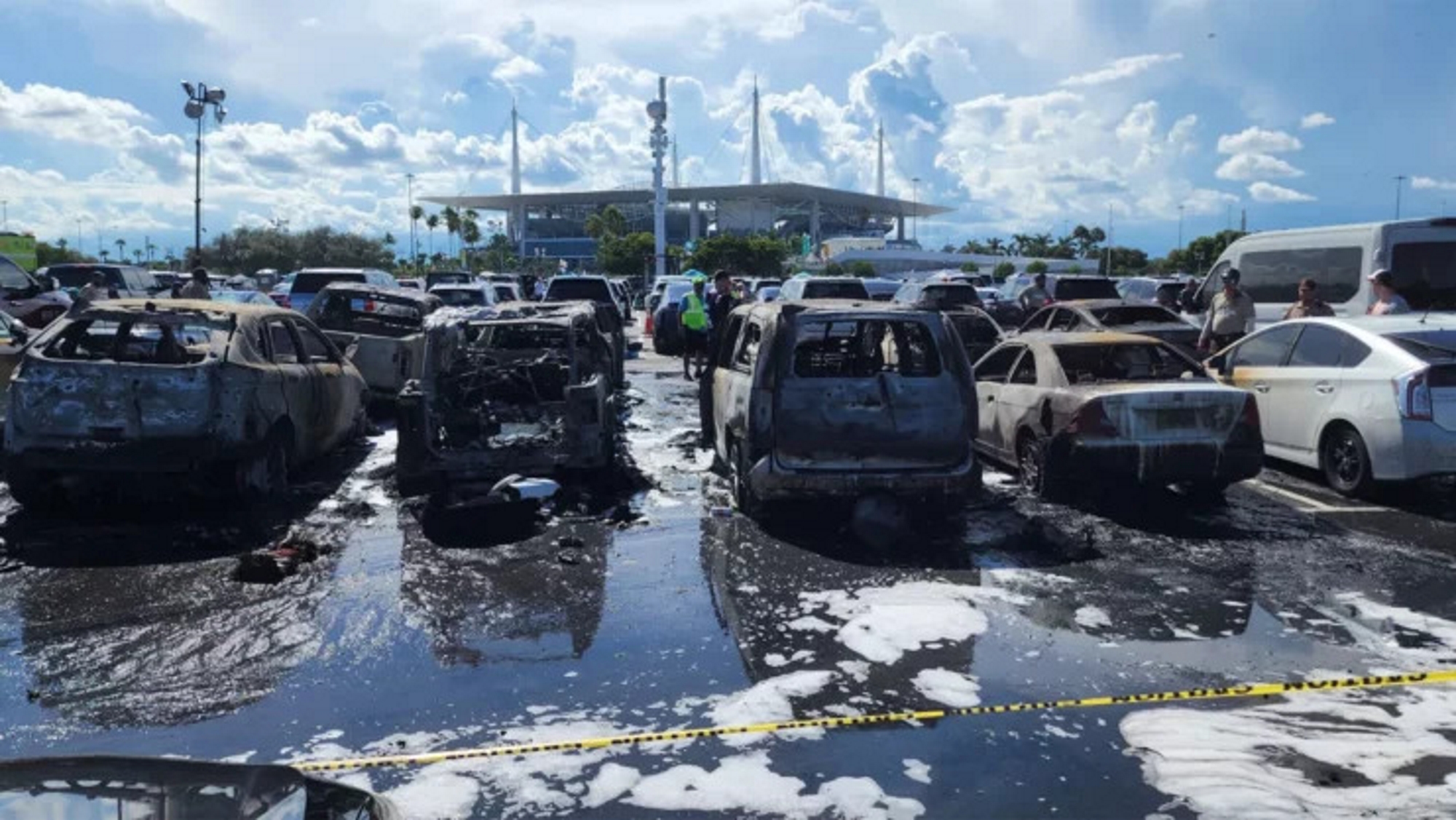 Churrasco de torcedores resulta em 11 veículos incendiados em estádio nos EUA