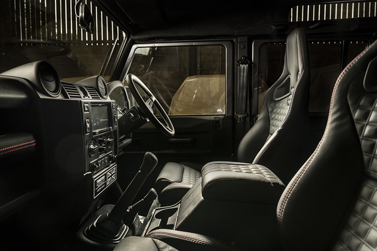 Interior do Land Rover Defender 110 2005 feito pela Twisted Automotive.