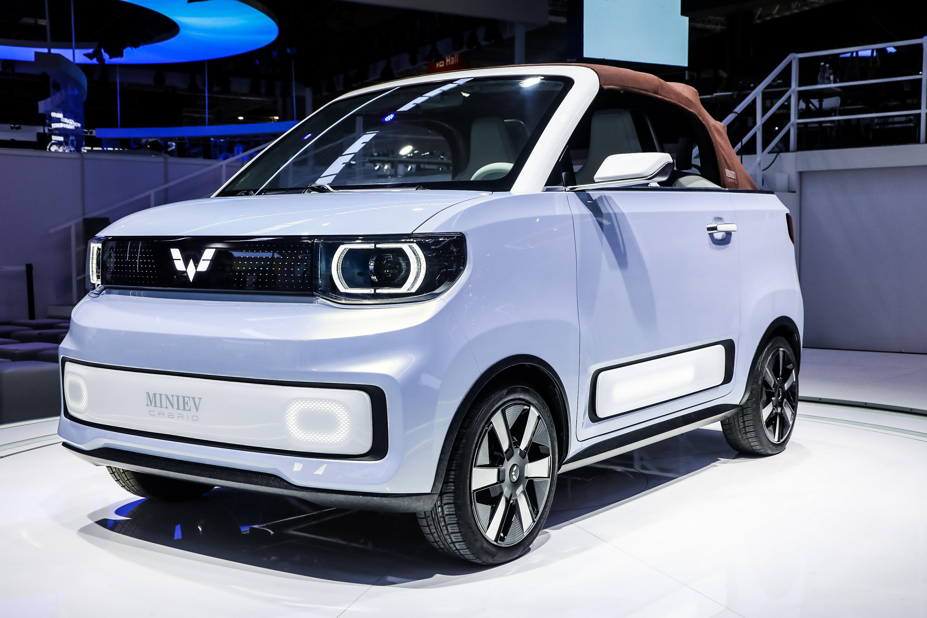 Wuling Mini EV Cabrio azul com capota de lona.