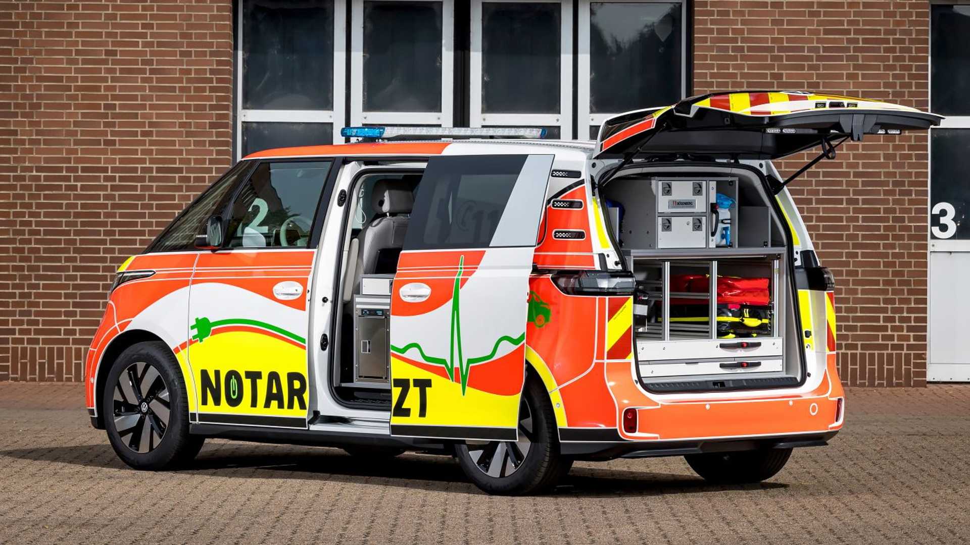 Nova kombi elétrica foi personalizada para virar uma ambulância 