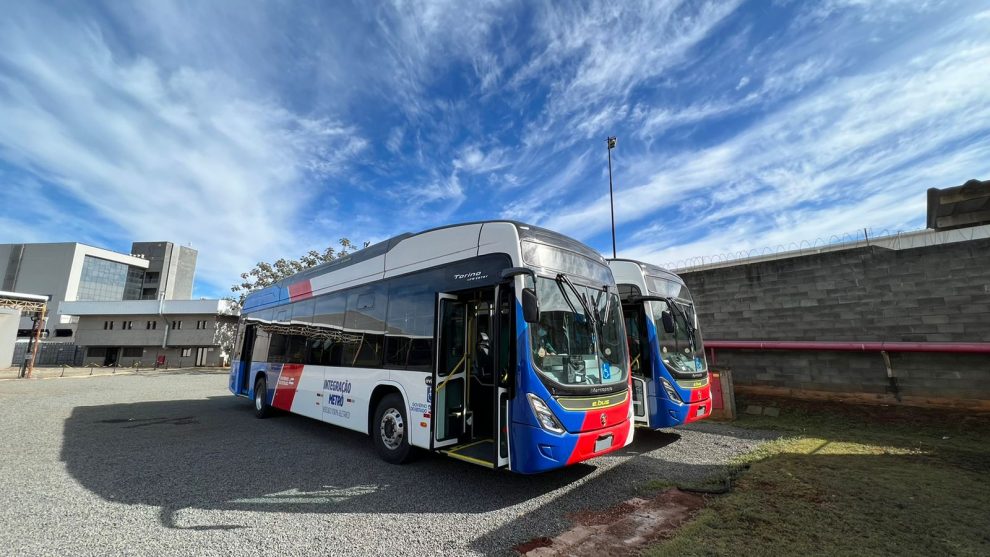 Os ônibus 100% elétricos são grandes aliados na redução de poluentes locais e de gases que causam efeito estufa, além de baixa emissão de ruídos.