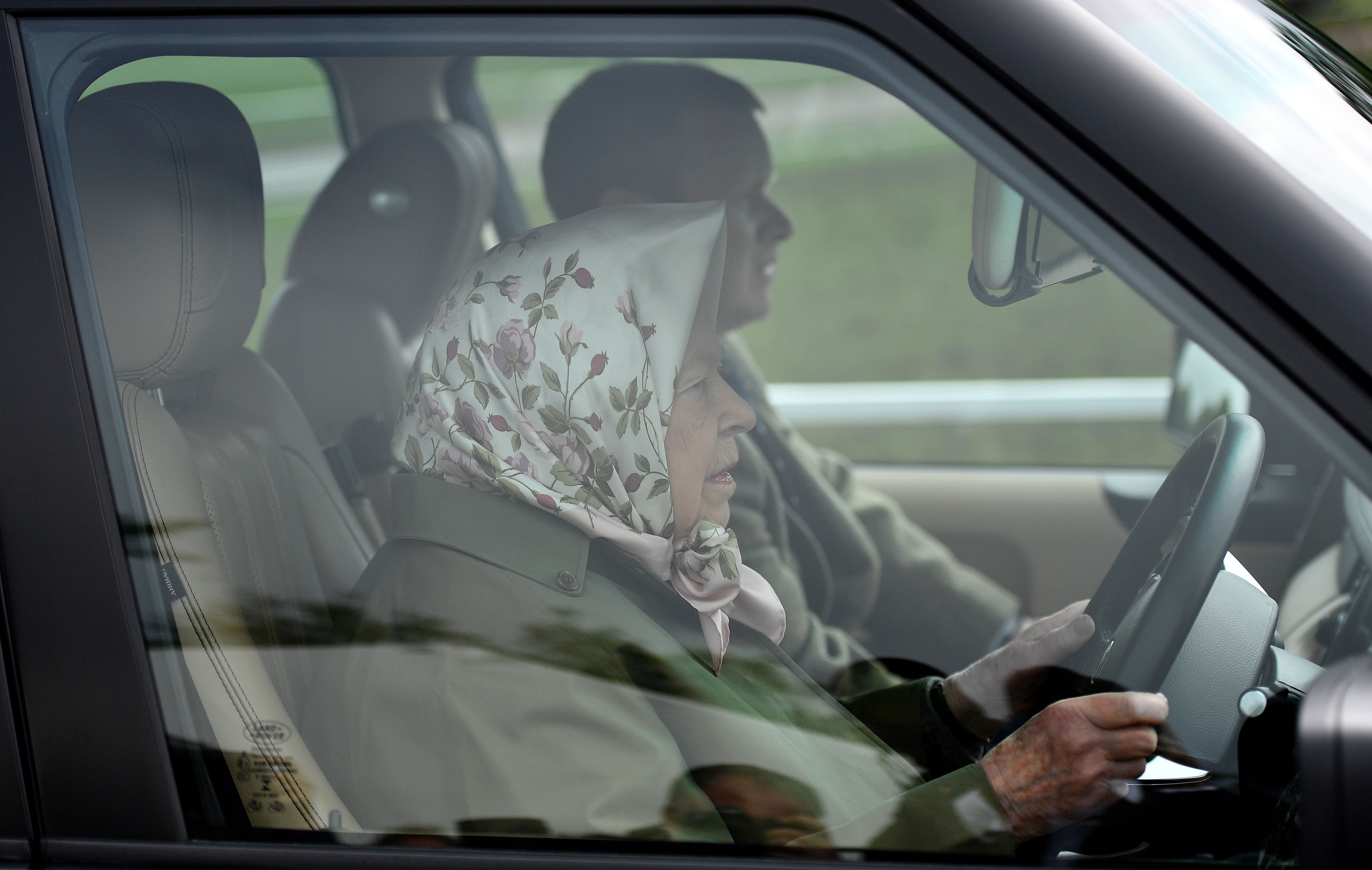 Elizabeth II dirigindo Range Rover