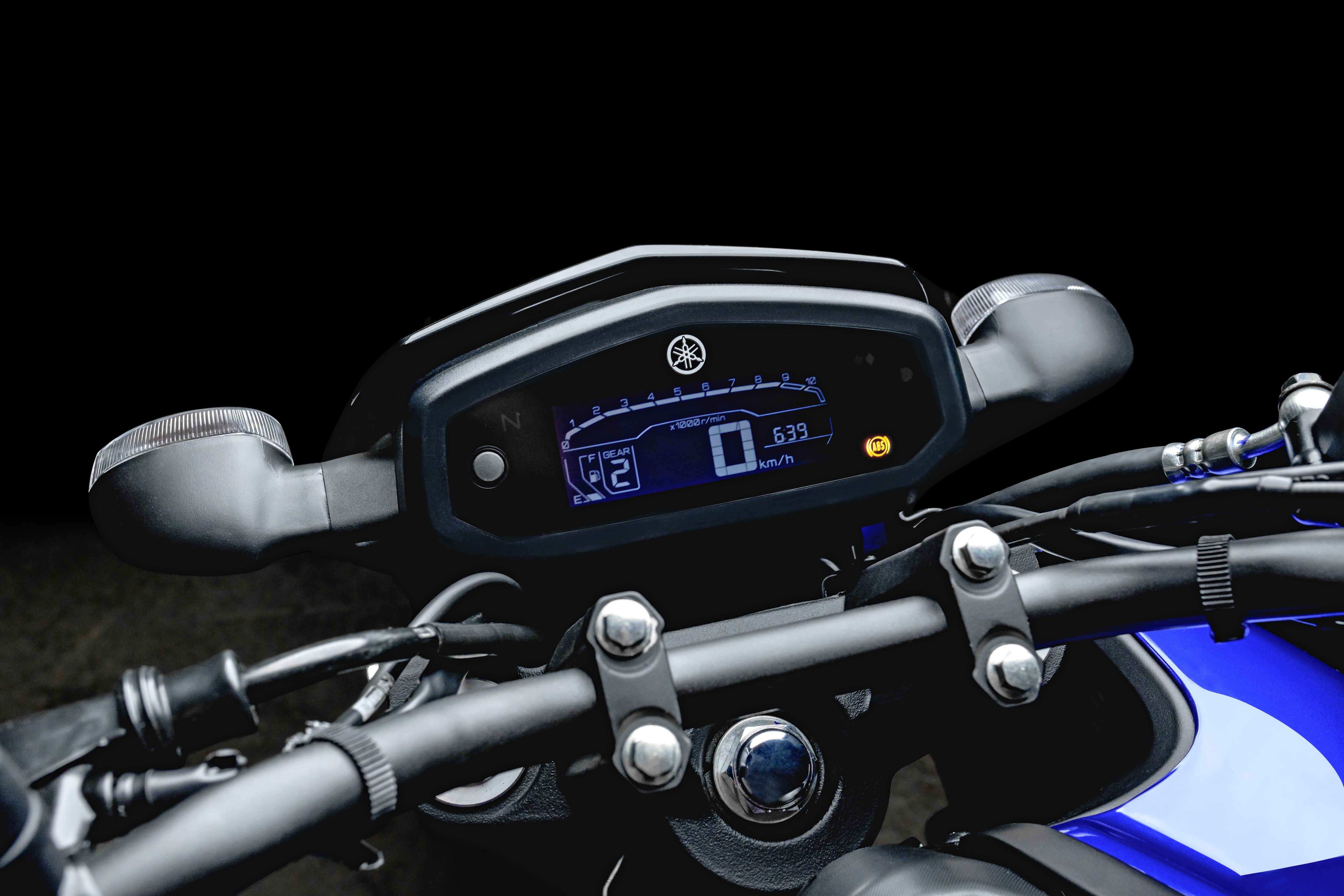 Yamaha Fazer FZ15 azul, detalhe do quadro de instrumentos.