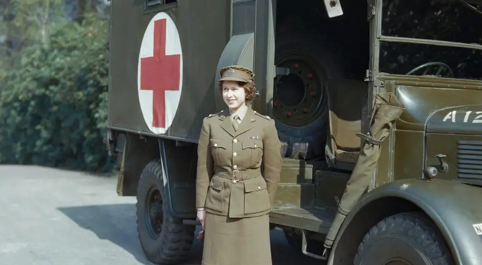 Nessa foto de abril de 1945, a princesa Elizabeth (chamada posteriormente de Rainha Elizabeth II) posa com sua ambulância. Sua Alteza Real serviu na Guarda Territorial do Exército Britânico dirigindo ambulâncias durante a 2ª Guerra Mundial. (Imagem: Ministry of Information/Domínio público)