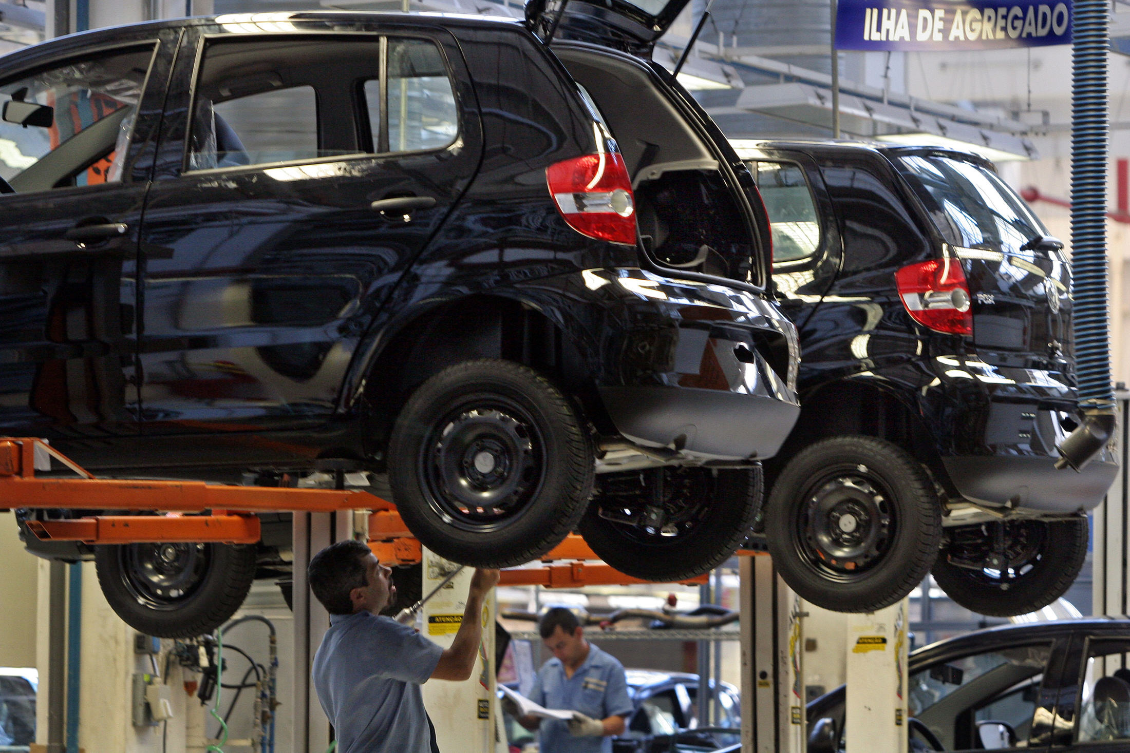 Carro preto suspenso na Fábrica Anchieta, da Volkswagen, em São Bernardo do Campo (SP). Fábrica foi suspensa em meio a crise de semicondutores
