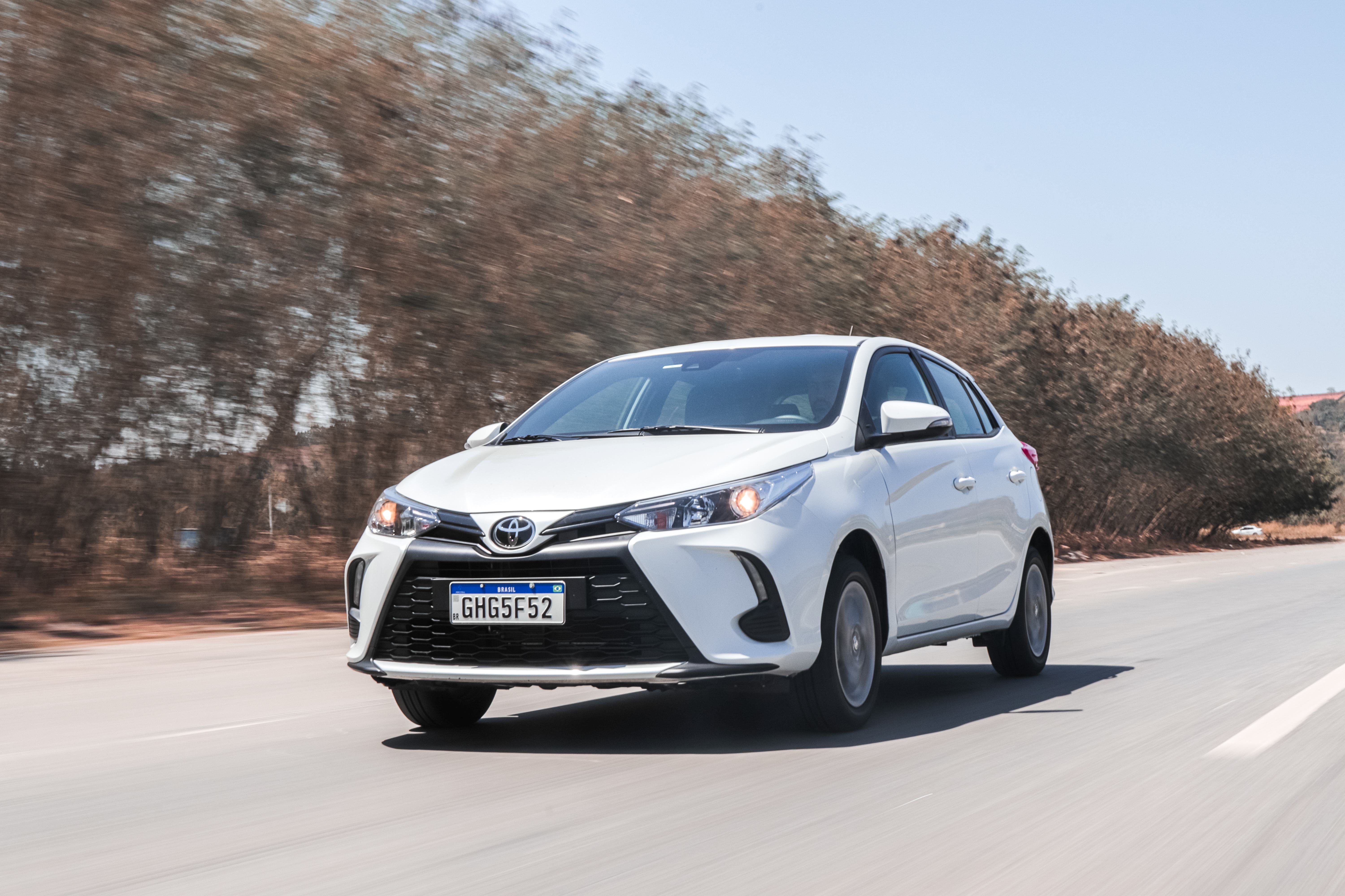 Toyota Yaris 2022 branco de frente em movimento; para matéria sobre os carros mais baratos de cada marca.