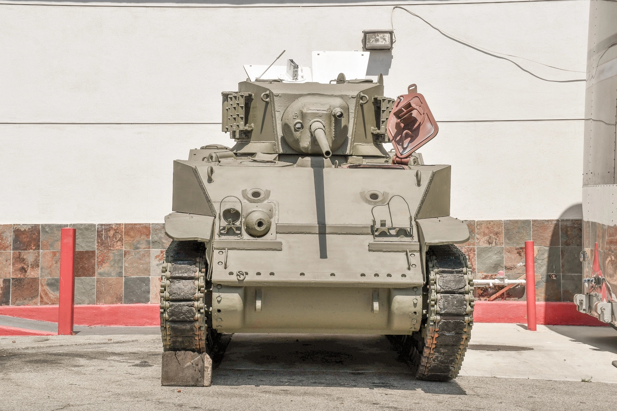 Stuart M5A1 1943, tanque de guerra de origem americana, de frente.