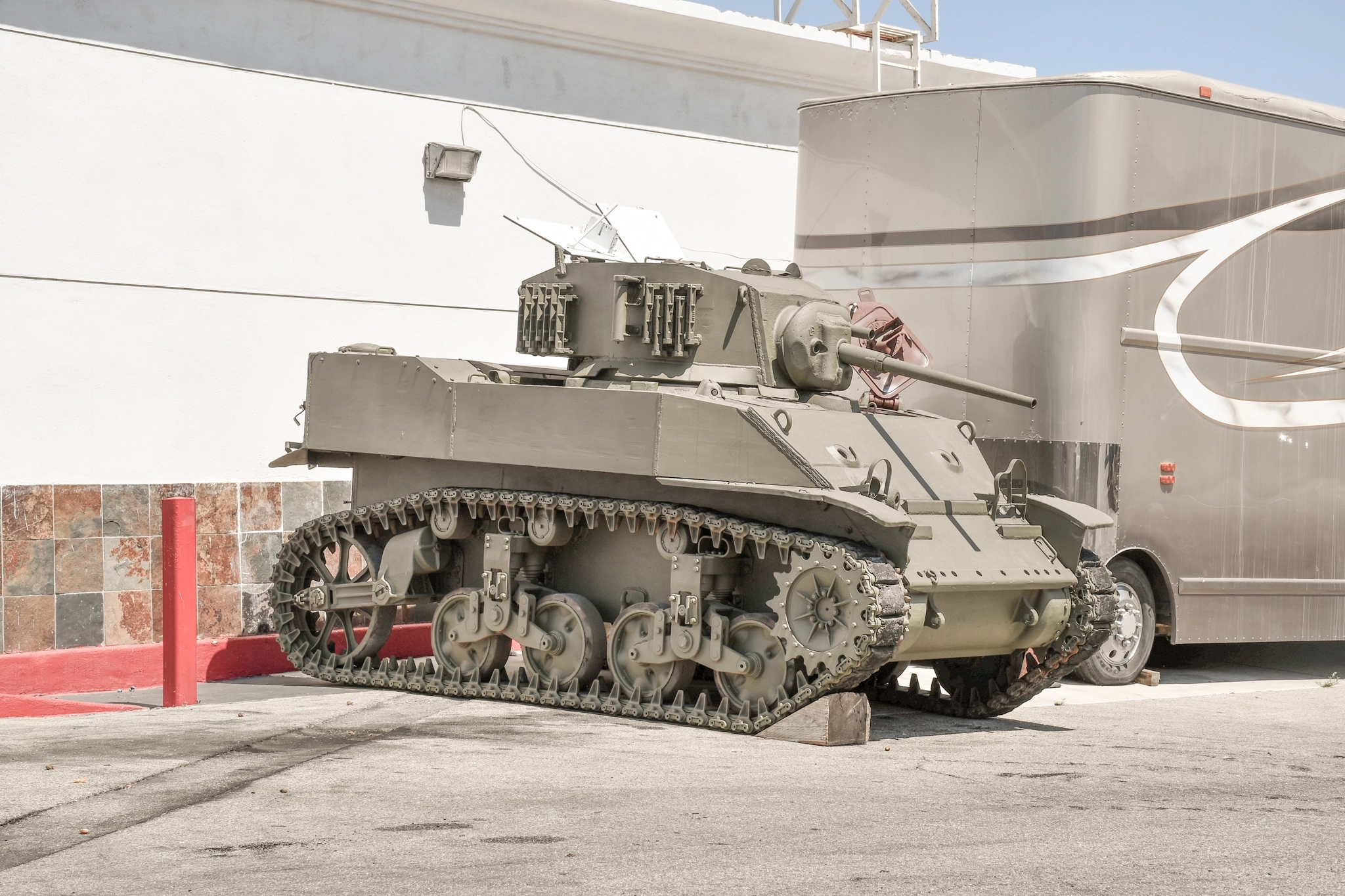 Stuart M5A1 1943, tanque de guerra de origem americana, de lado.