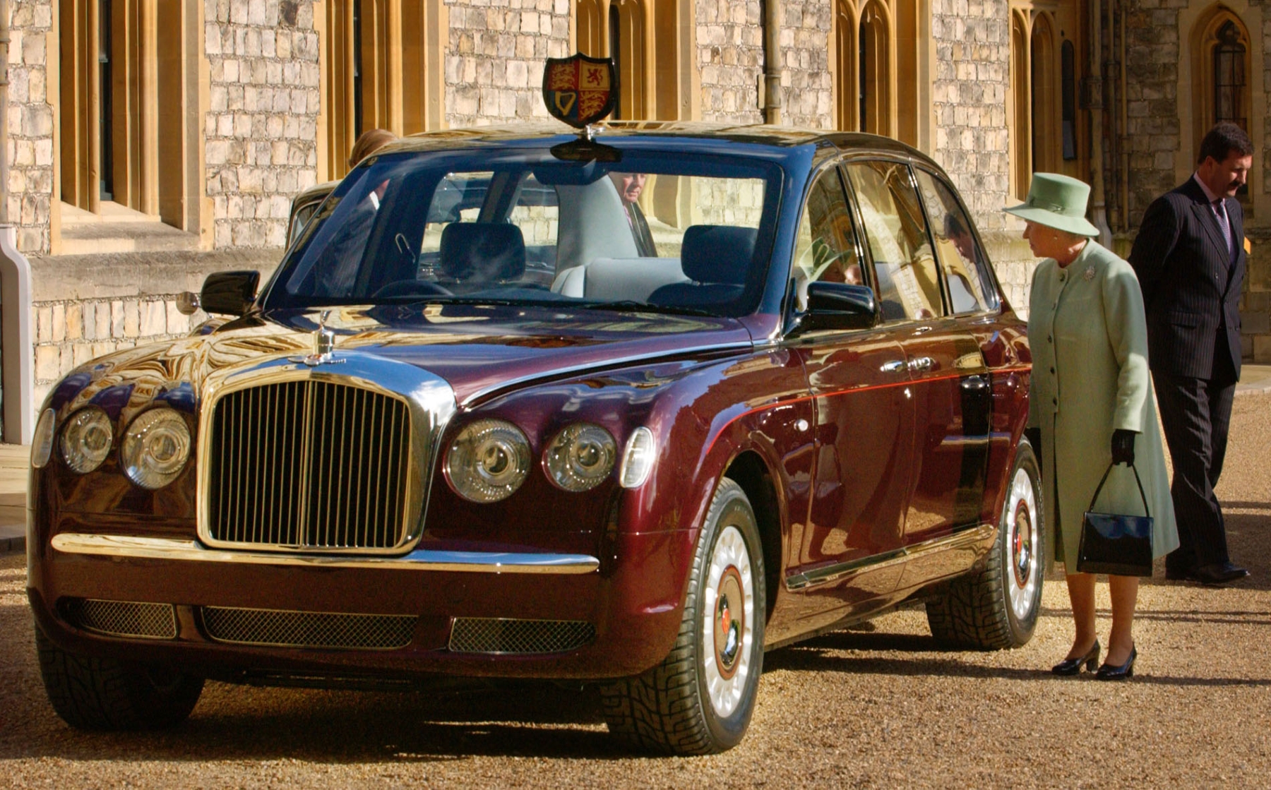 Rainha Elizabeth ganhou de presente limusine Bentley vinho e preta pelo jubileu de ouro