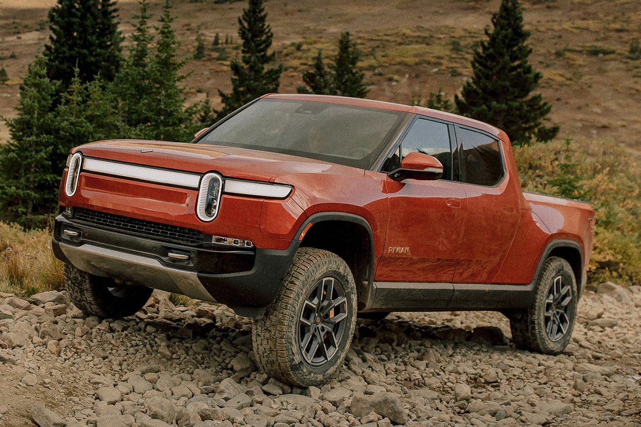 Caminhonete elétrica Rivian R1T vermelha de frente estacionada