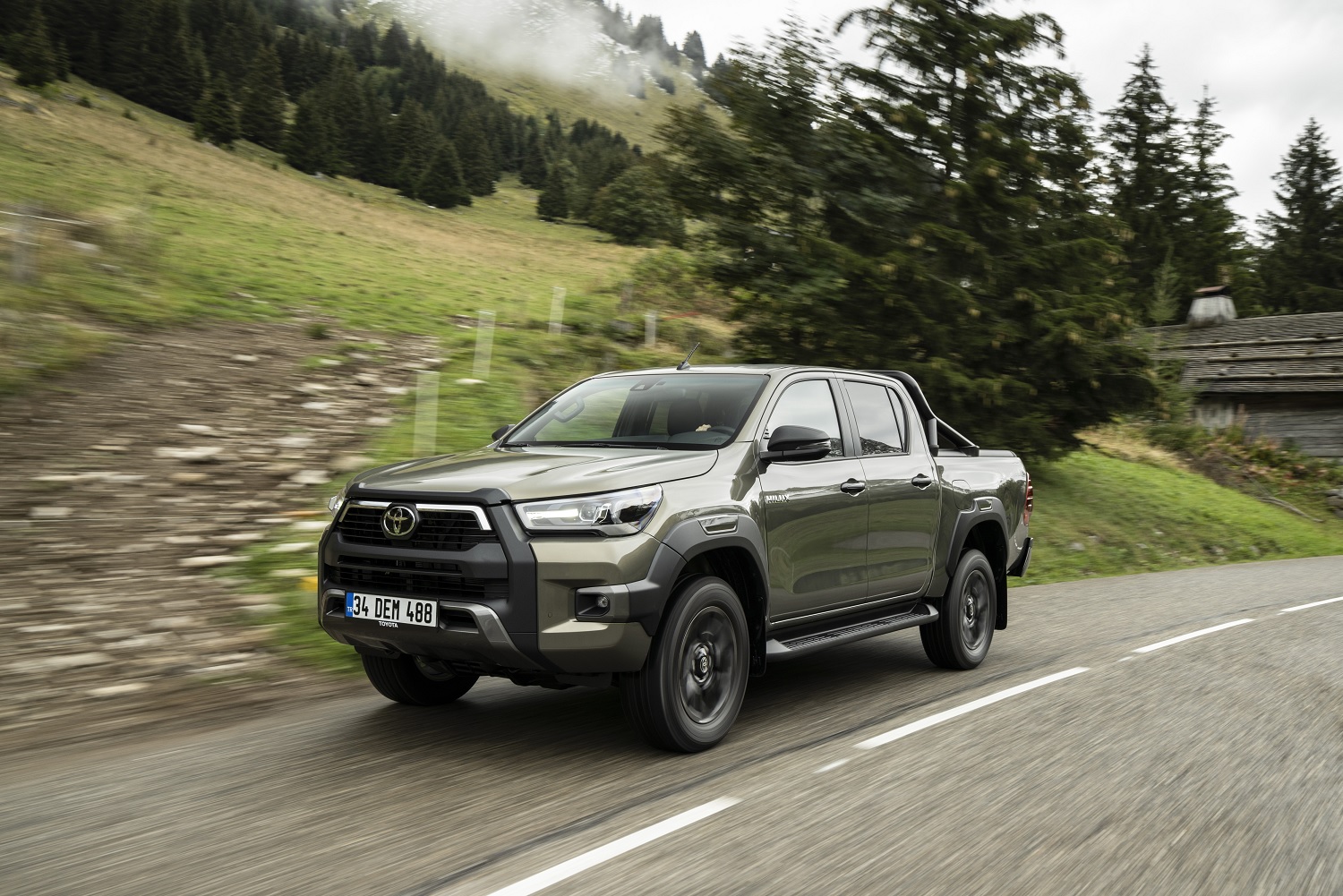 Toyota Hilux Invincible de frente em movimento