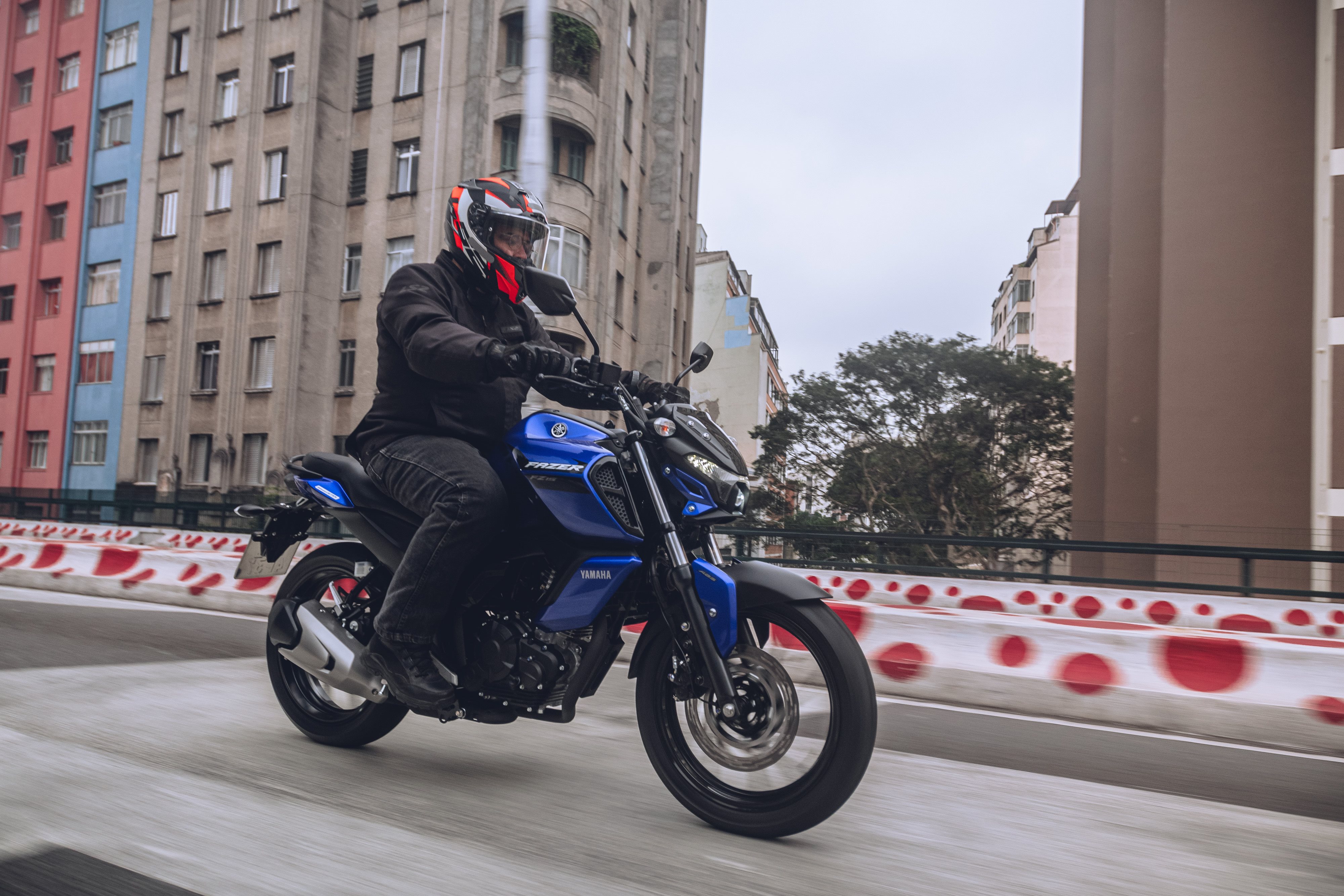 Com maior porte, pneus mais largos, freios a disco nas duas rodas e suspensão mono na traseira, Yamaha Fazer FZ15 inaugura um novo segmento