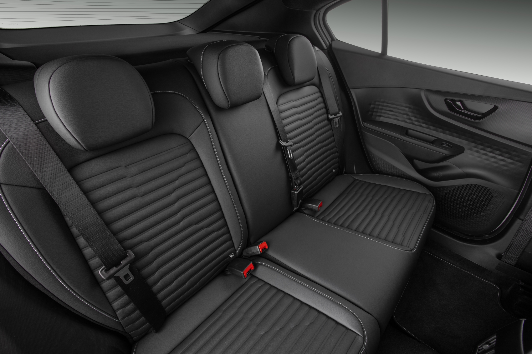 Fiat Fastback 2023 cinza escuro interior banco traseiro