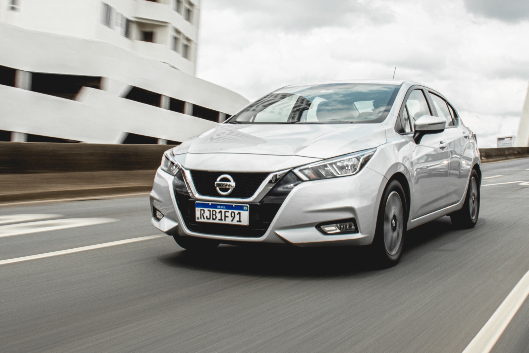 Nissan Versa 1.6 CVT Advance modelo 2021 de frente no asfalto cor prata