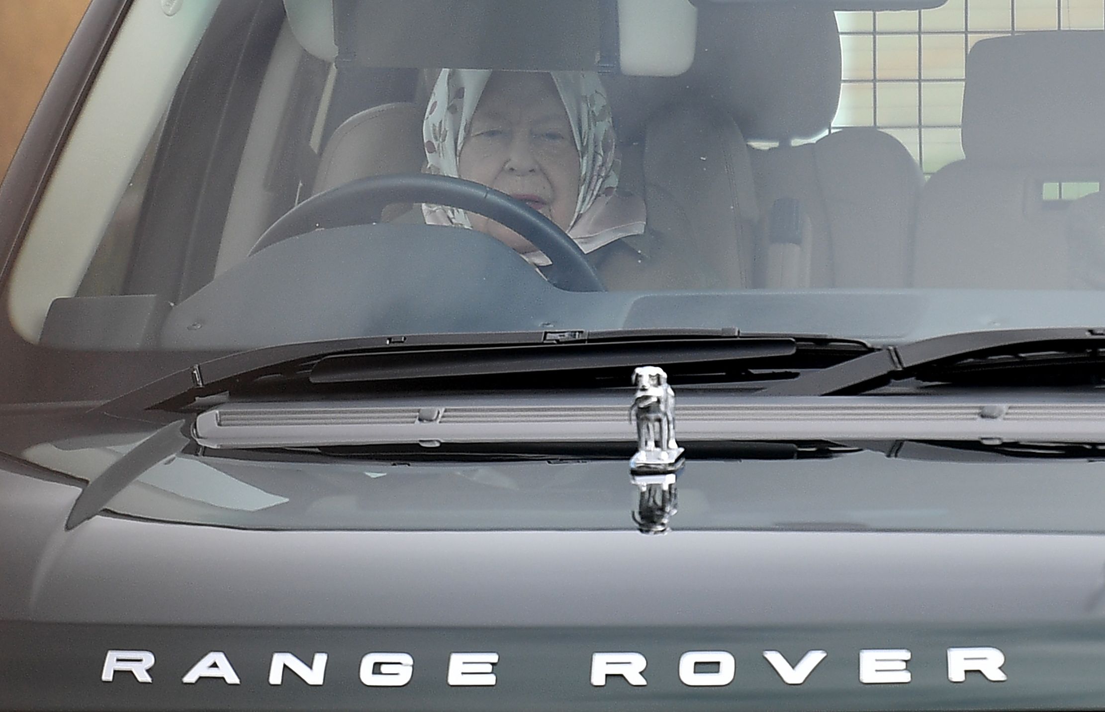 Elizabeth II dirigindo Range Rover