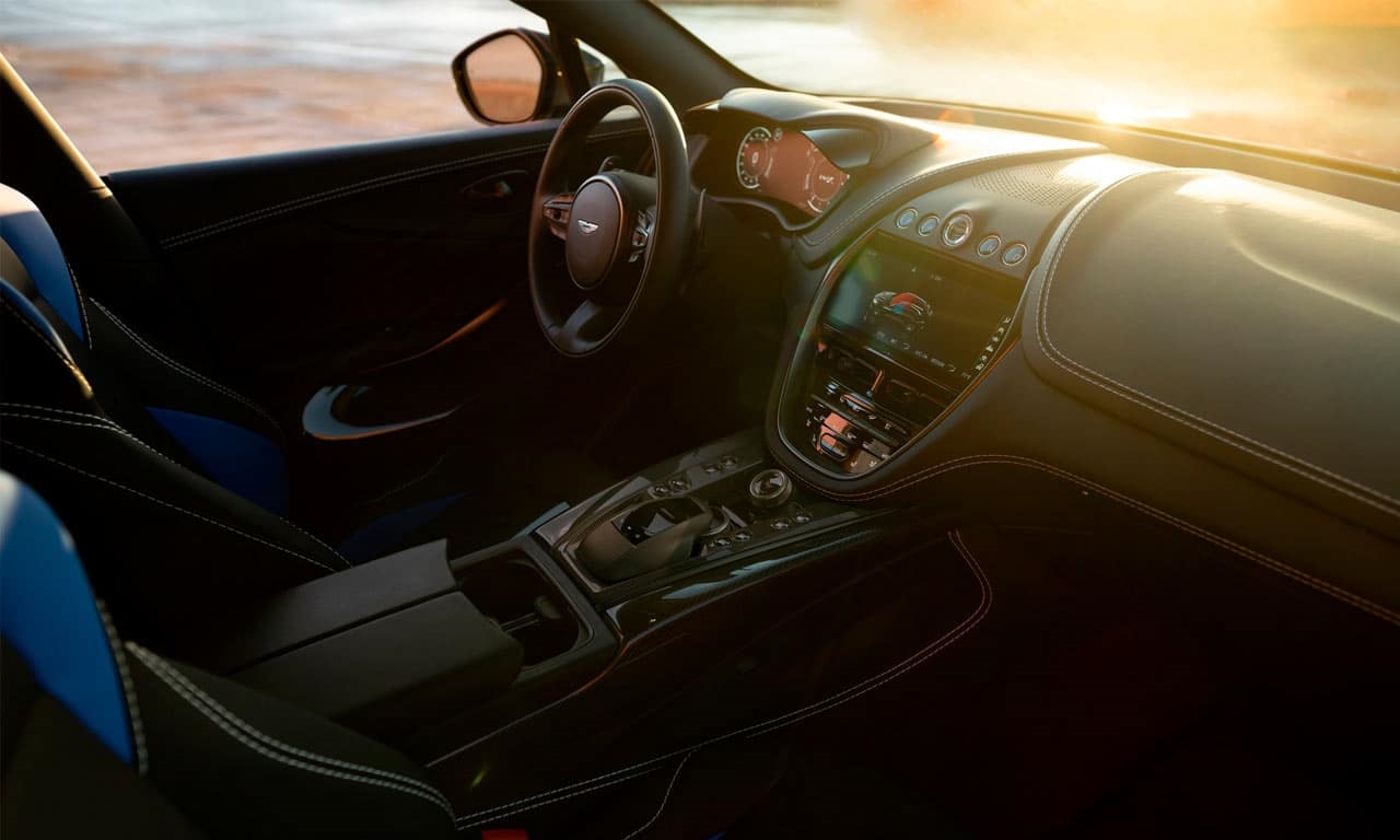 Interior do Aston Martin DBX707.