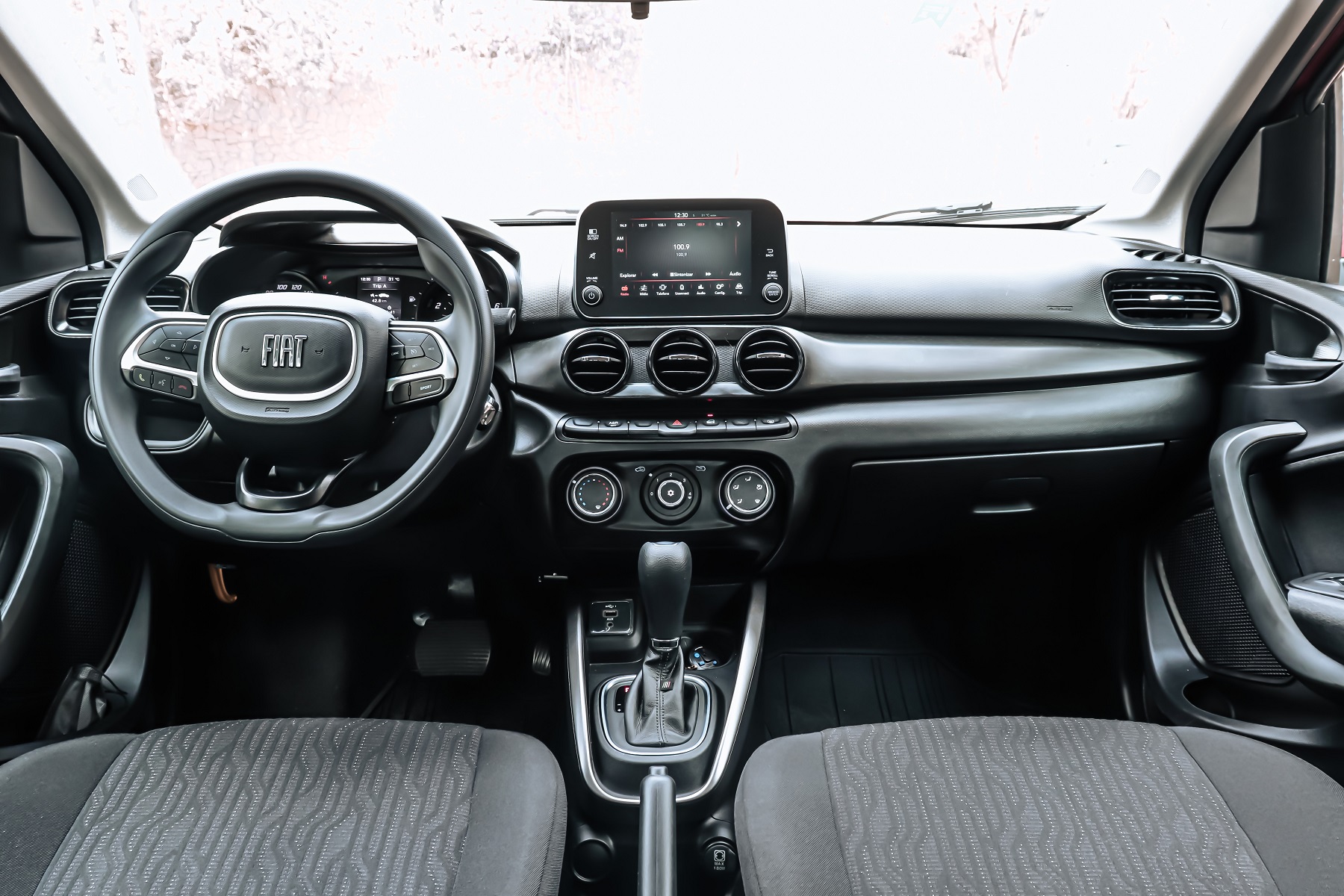 Interior do Fiat Cronos Drive CVT automático 2023 