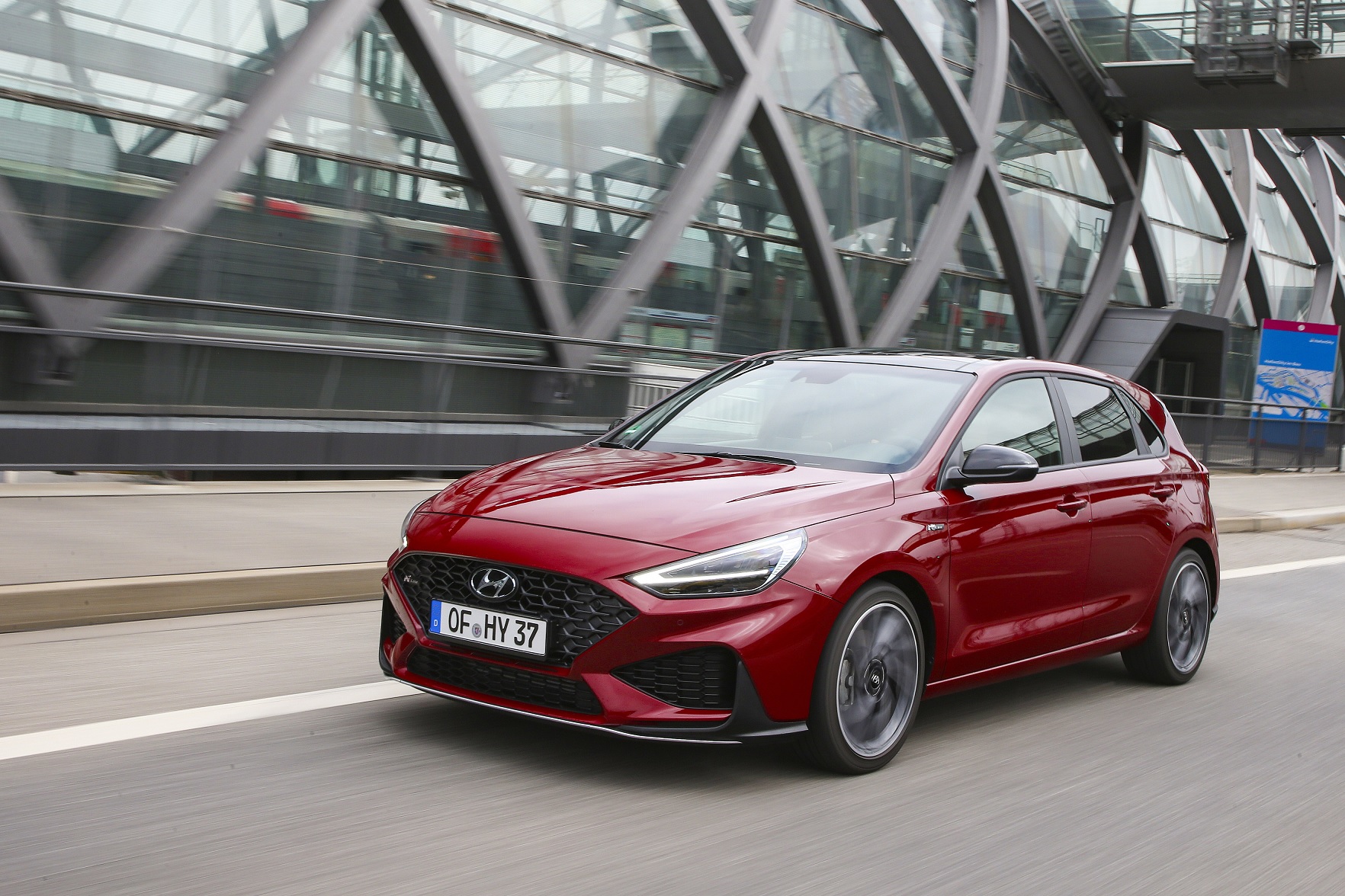 Hyundai i30 2020 vermelho de frente em movimento