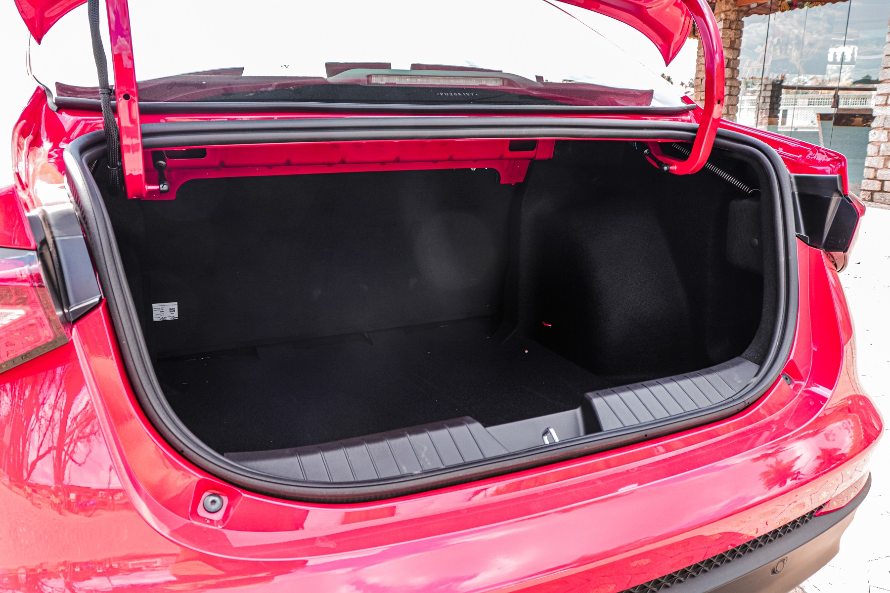 Porta-malas de 525 litros do Fiat Cronos Drive CVT automático 2023 