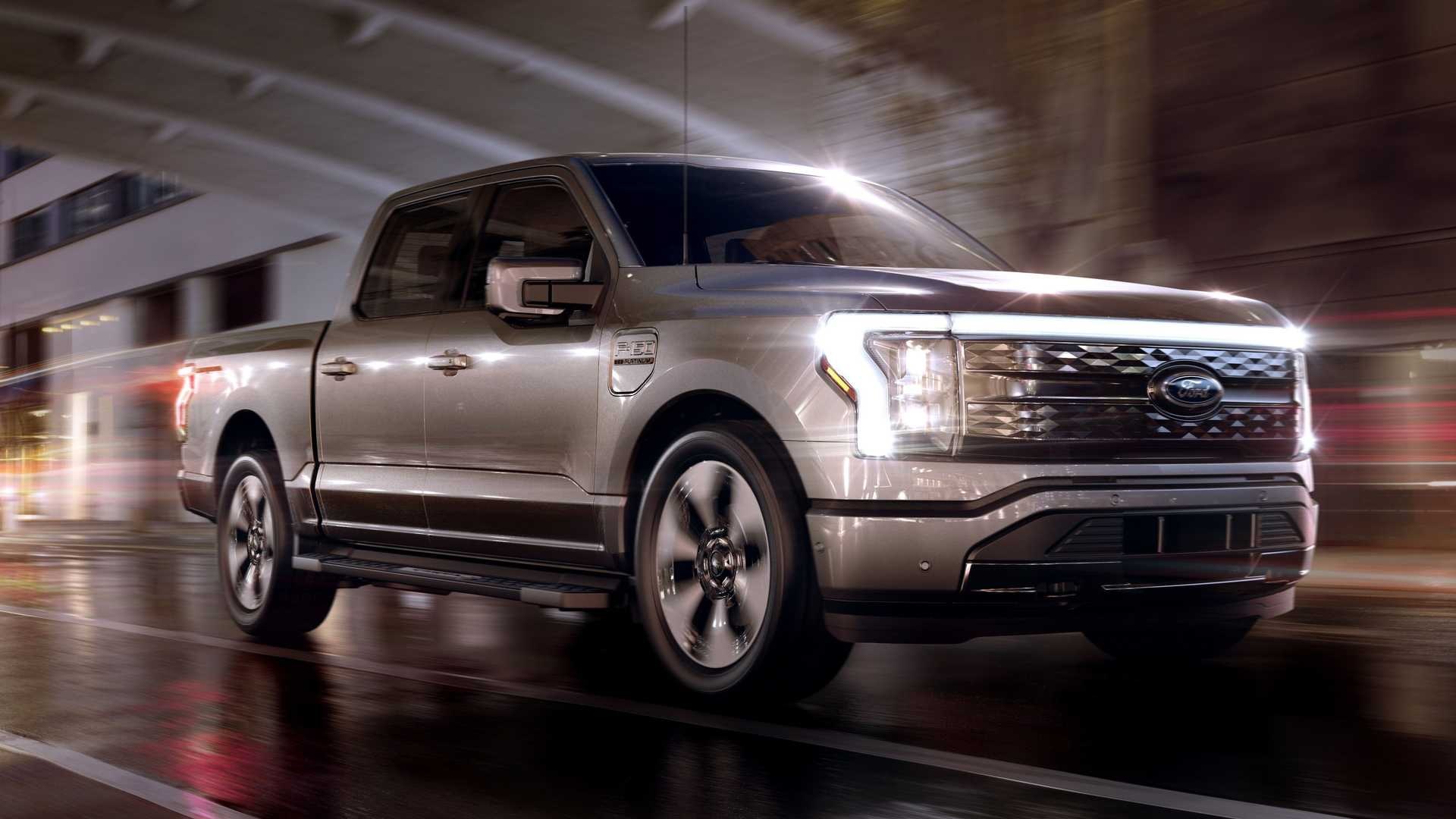 Ford F-150 Lightning de frente em movimento