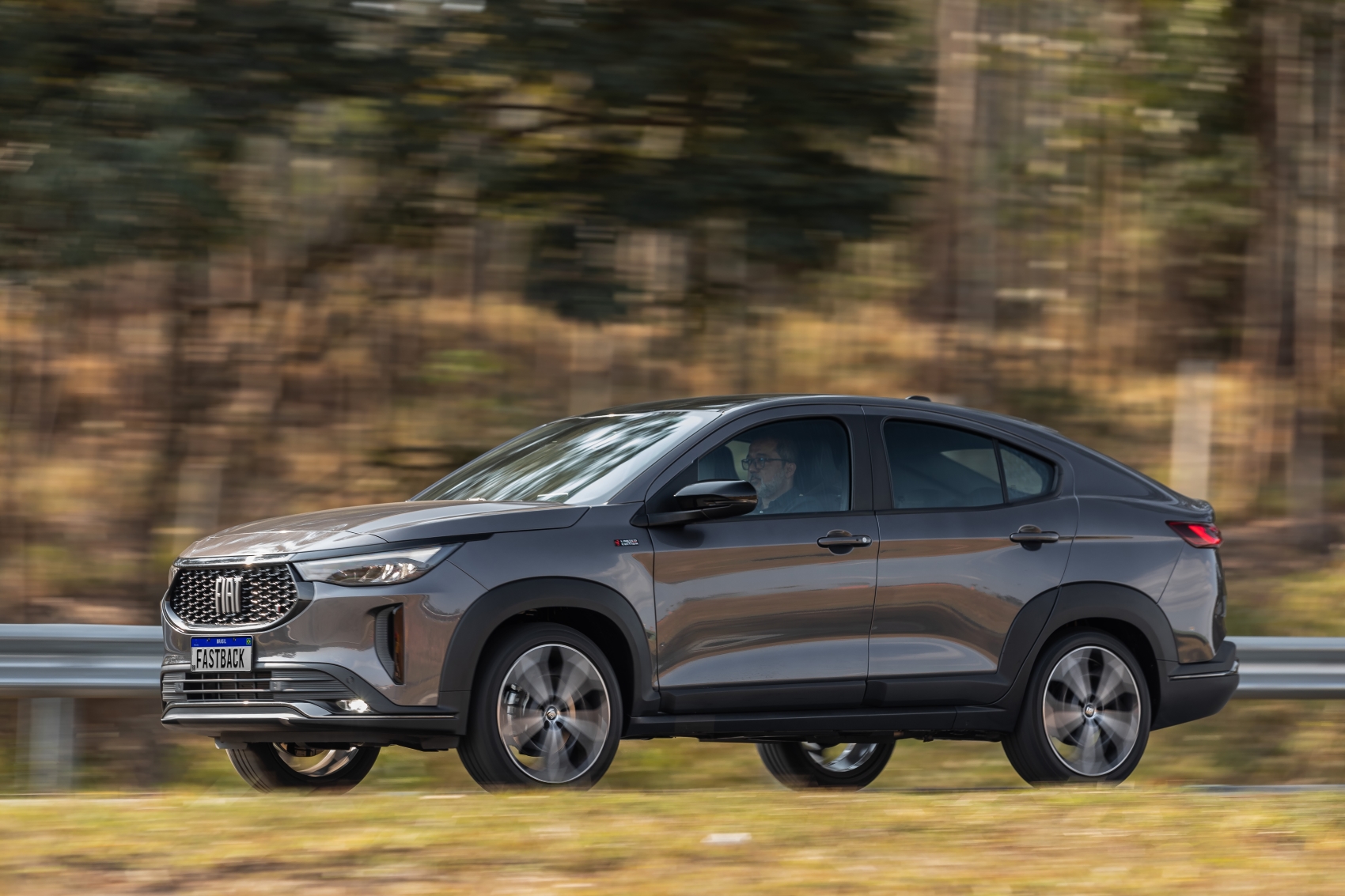 Fiat Fastback 2023 cinza escuro de frente no asfalto